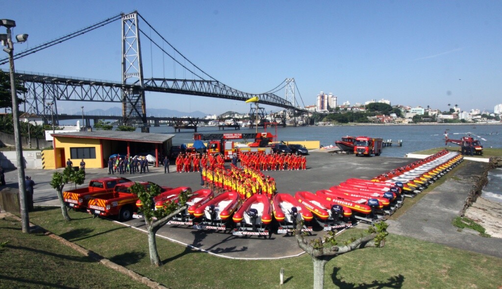 Bombeiros receberam botes, motonáuticas e camionetes. FOTO: James Tavares/Secom