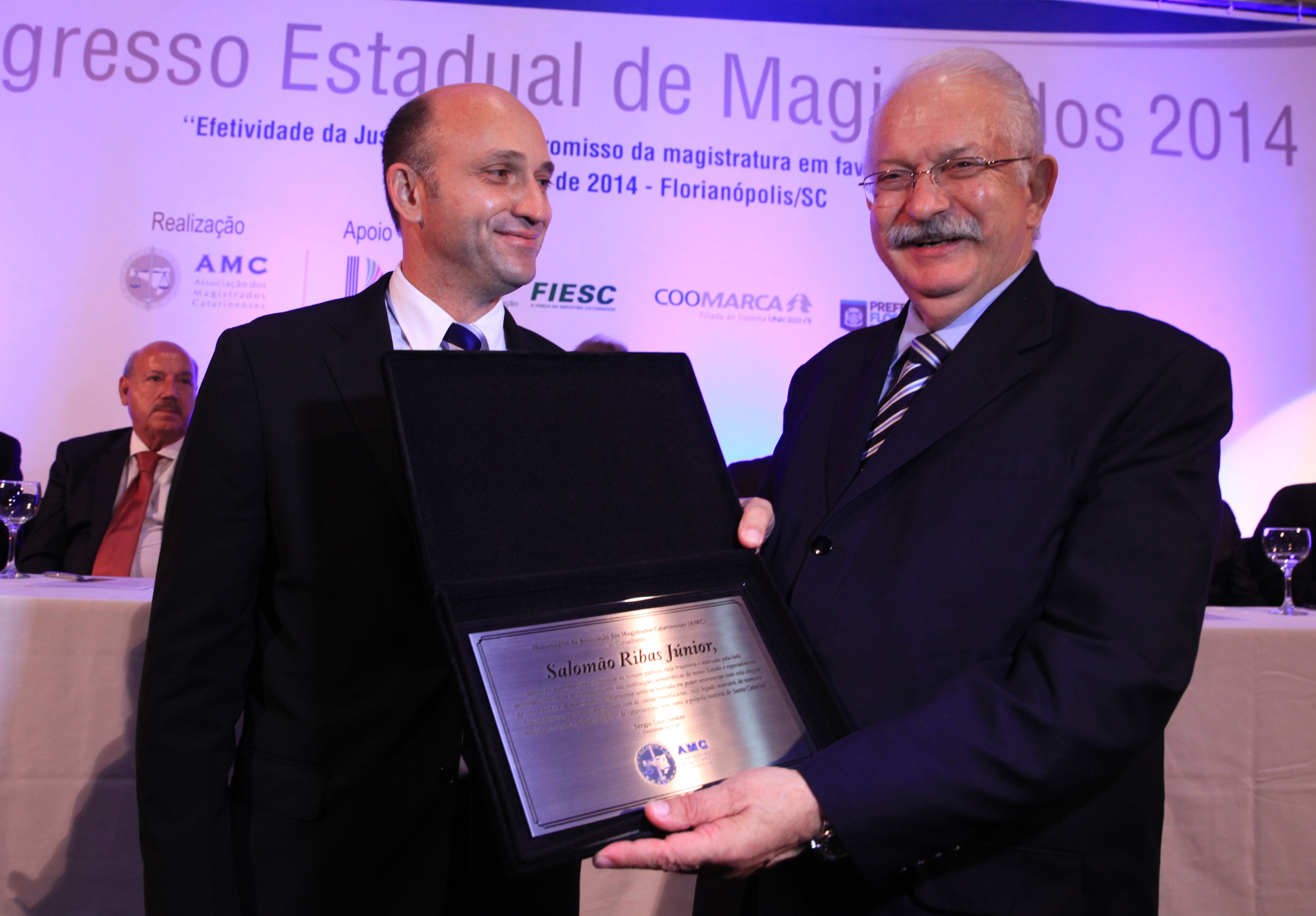 Presidente da Associação dos Magistrados Catarinenses (AMC) Sérgio Junkes entrega homenagem ao Ex-Presidente do Tribunal de Contas do Estado de Santa Catarina Salomão Ribas Júnior   Foto  Carlos Kilian/Agência AL