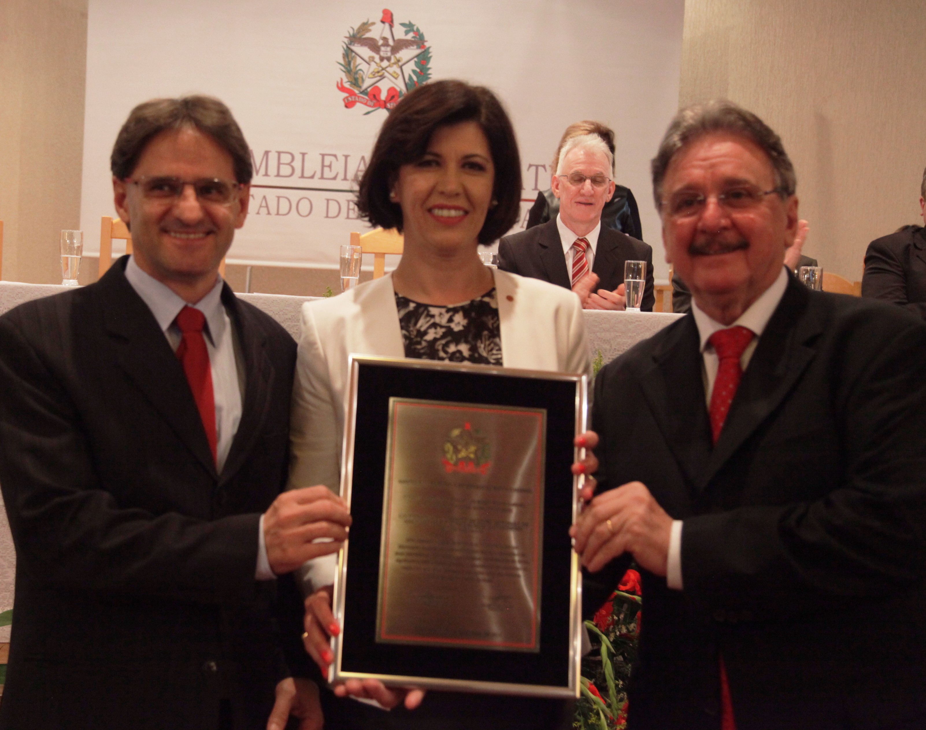 Maria Luisa Lasarim Presidente do SICOOB recebe placa comemorrativa da Assembleia Legislativa de Santa Catarina dos Deputados Neodi Saretta (esquerda) e Moacir Sopelsa na Sessão Solene em Homenagem aos 30 anos de Fundação do SICOOB CREDIAU-SC em Concórdia  Foto Carlos Kilian/Agência AL