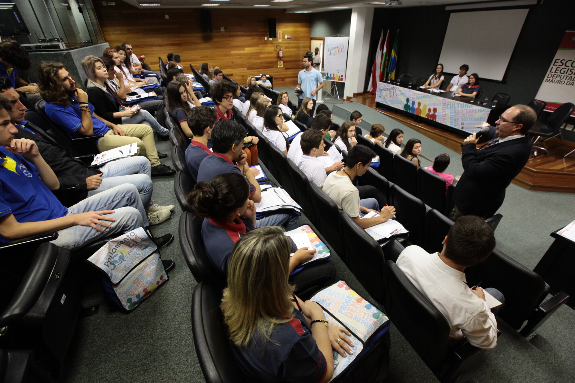 Parlamento jovem debate propostas nas comissões