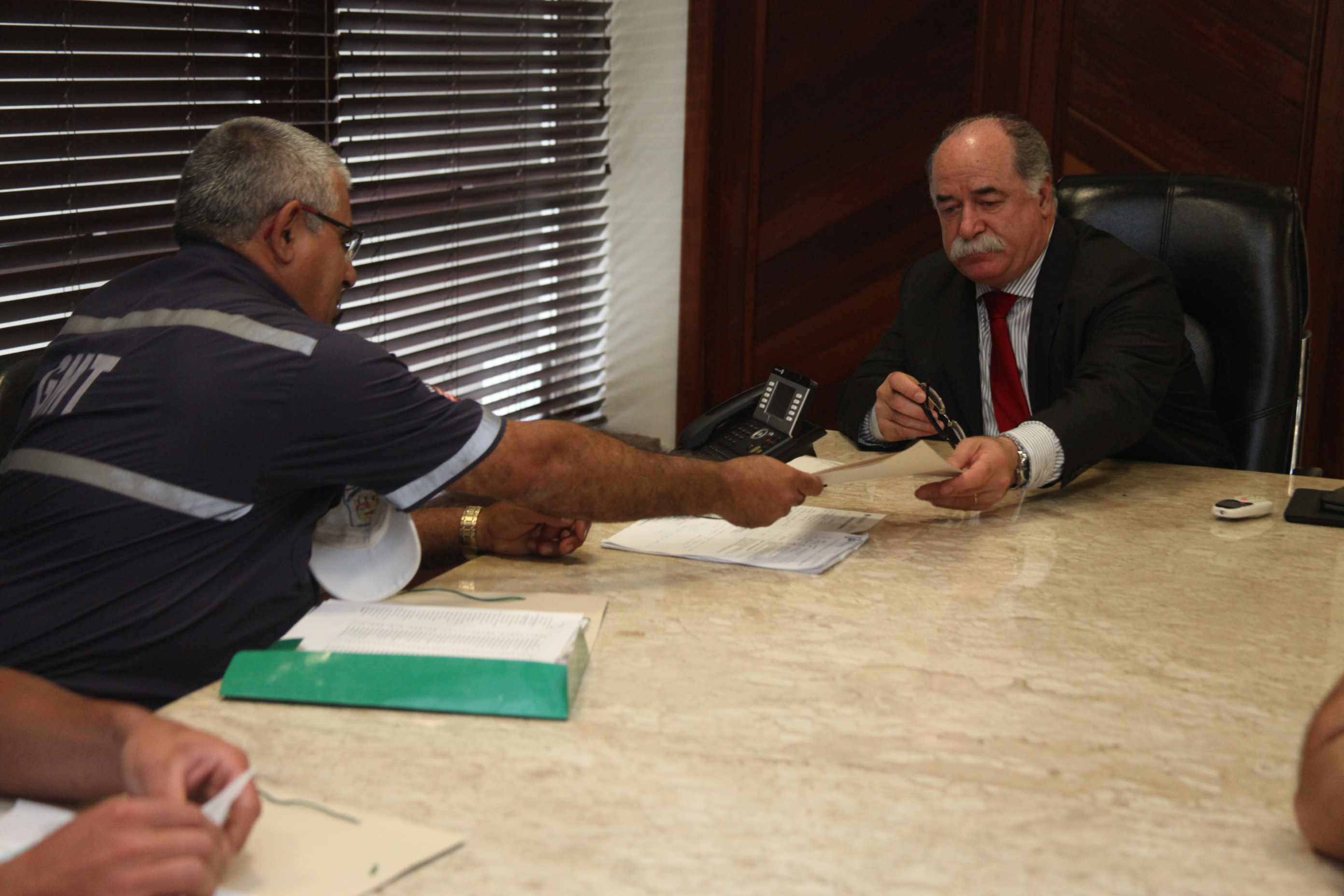 Agentes de trânsito reúnem-se com o Presidente da Alesc deputado Romildo Titon. Foto: Fábio Queiroz / Agência AL