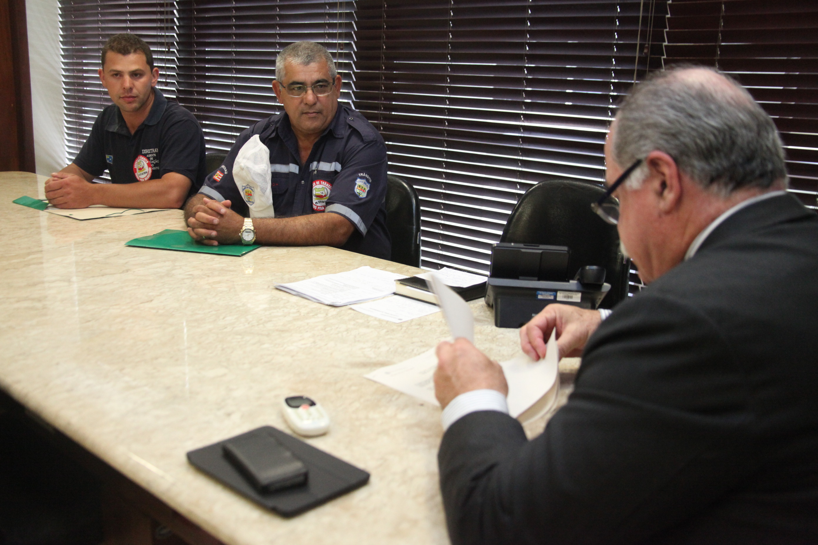 Agentes de trânsito reúnem-se com o Presidente da Alesc deputado Romildo Titon. Foto: Fábio Queiroz / Agência AL