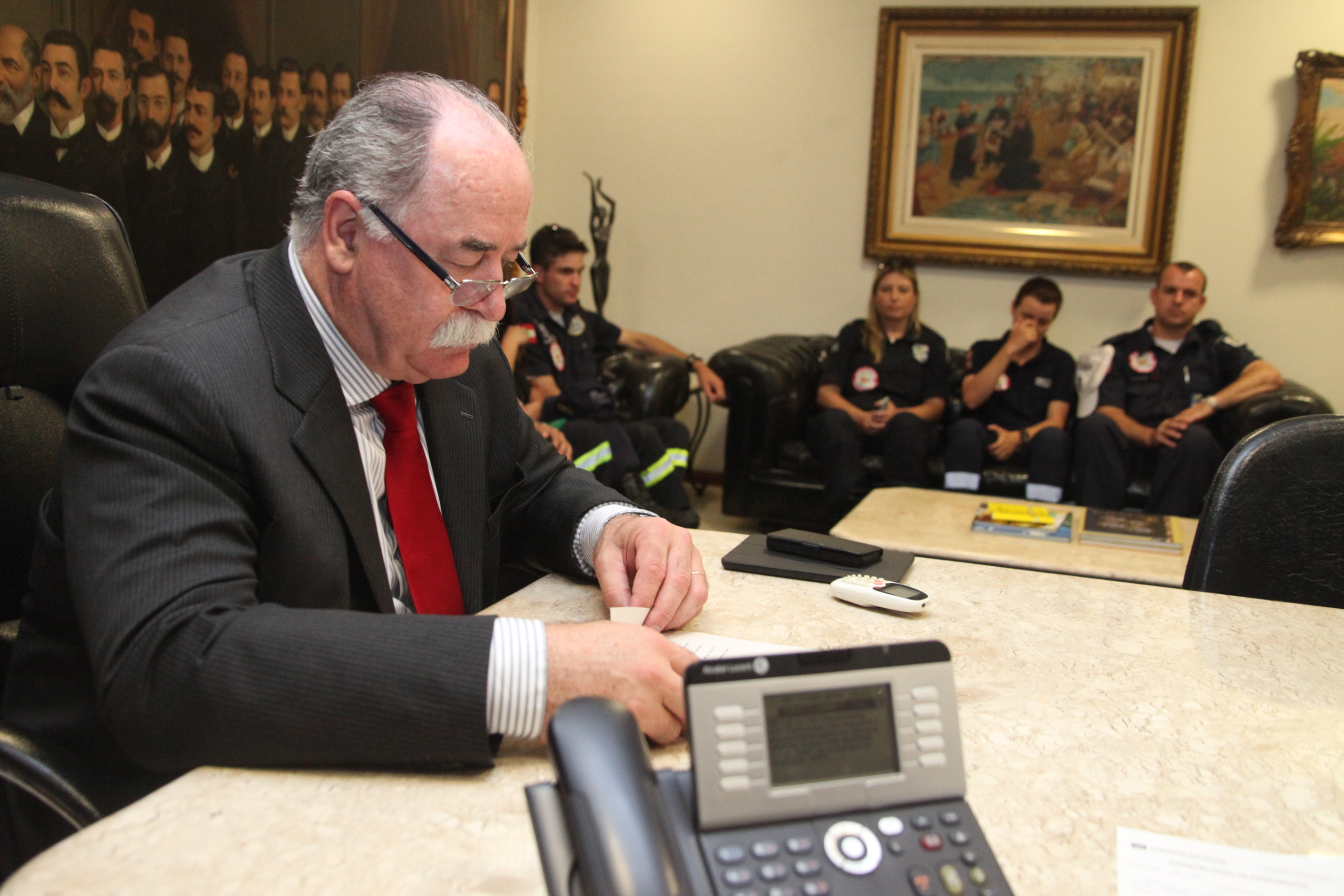 Agentes de trânsito reúnem-se com o Presidente da Alesc deputado Romildo Titon. Foto: Fábio Queiroz / Agência AL