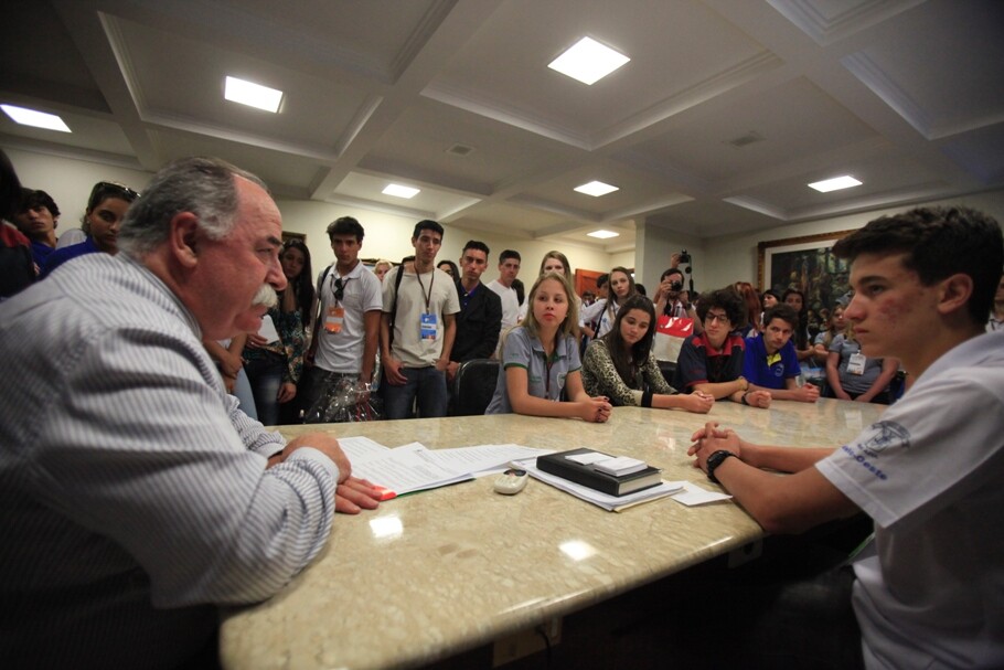 Presidente Titon recebe os 40 deputados estudantes do Parlamento Jovem