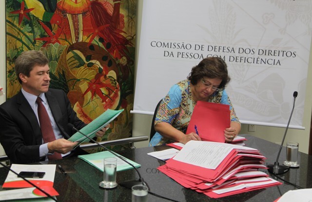 Comissão aprova proibição de taxas extras para estudantes com deficiência