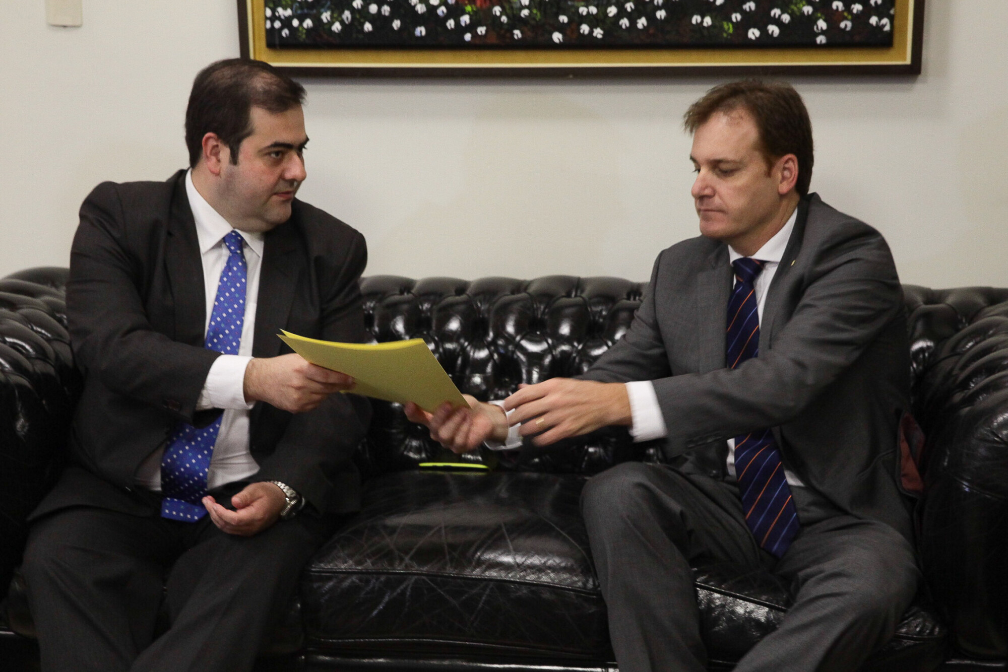Chiodini entrega ao presidente da OAB, Tullo Cavalazzi, cópia do projeto de lei que visa a implantação da identificação biométrica nos estádios