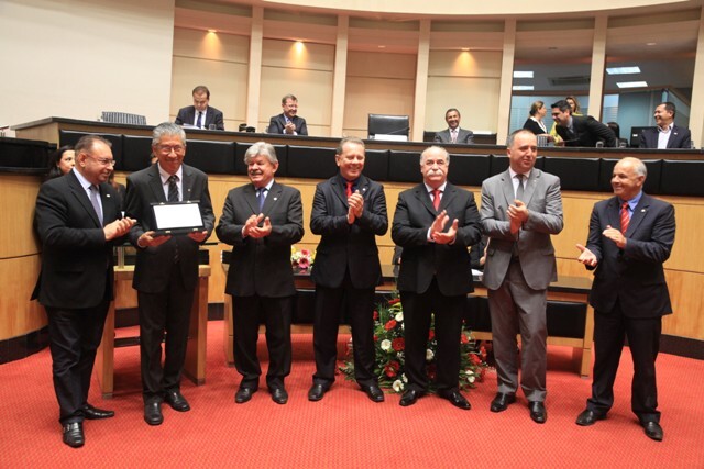 Ilson Chaves (com a placa), primeiro coordenador da TVAL, recebe homenagem dos parlamentares