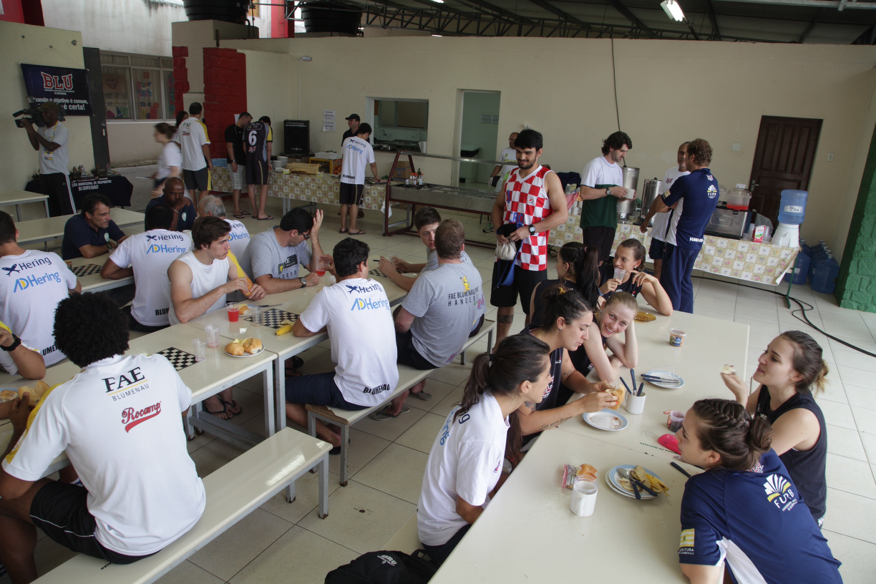 Jogos Abertos de Santa Catarina - Atletas d.e Blumenau durante o lanche da tarde