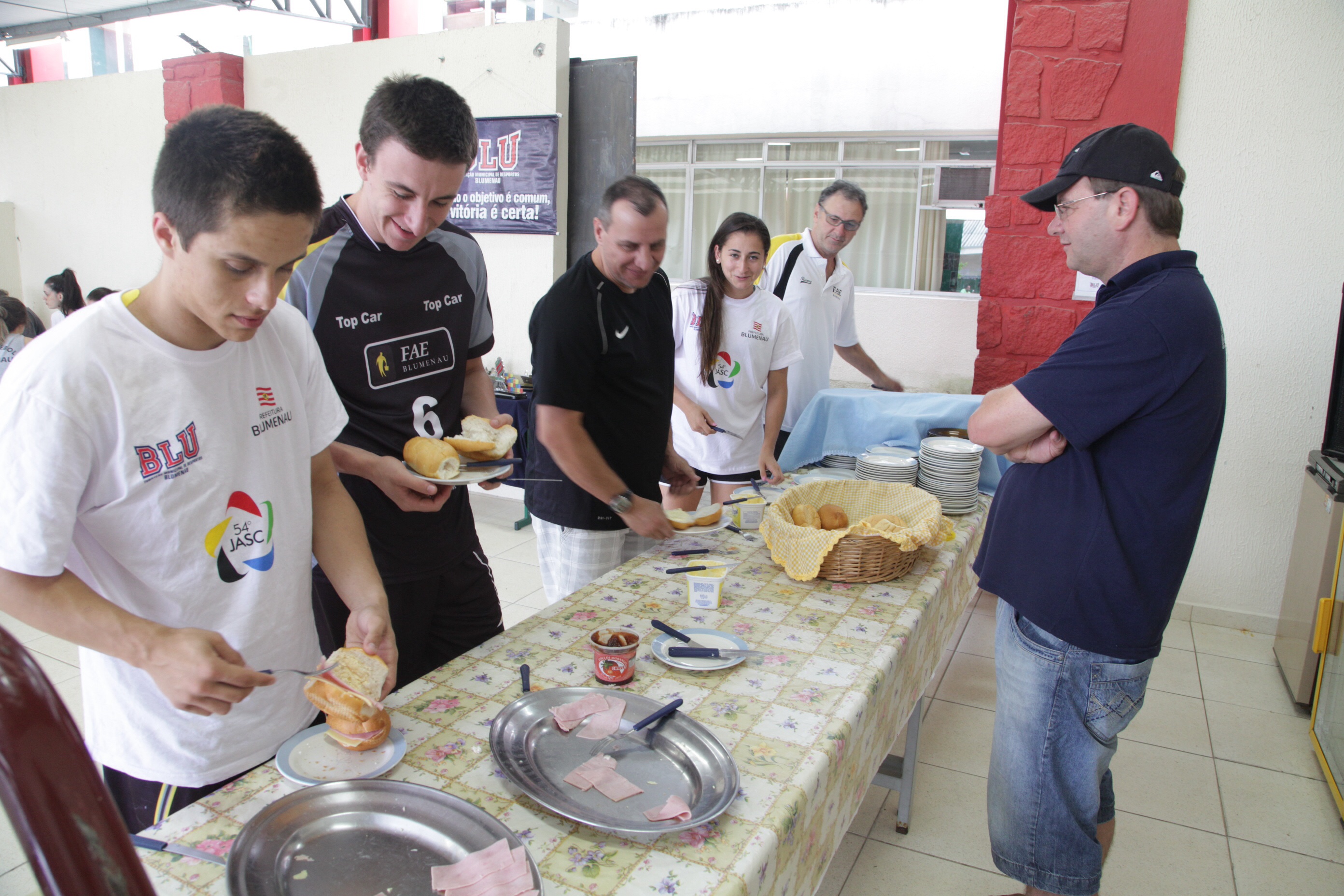 Jogos Abertos de Santa Catarina - Atletas de Blumenau durante o lanche da tarde