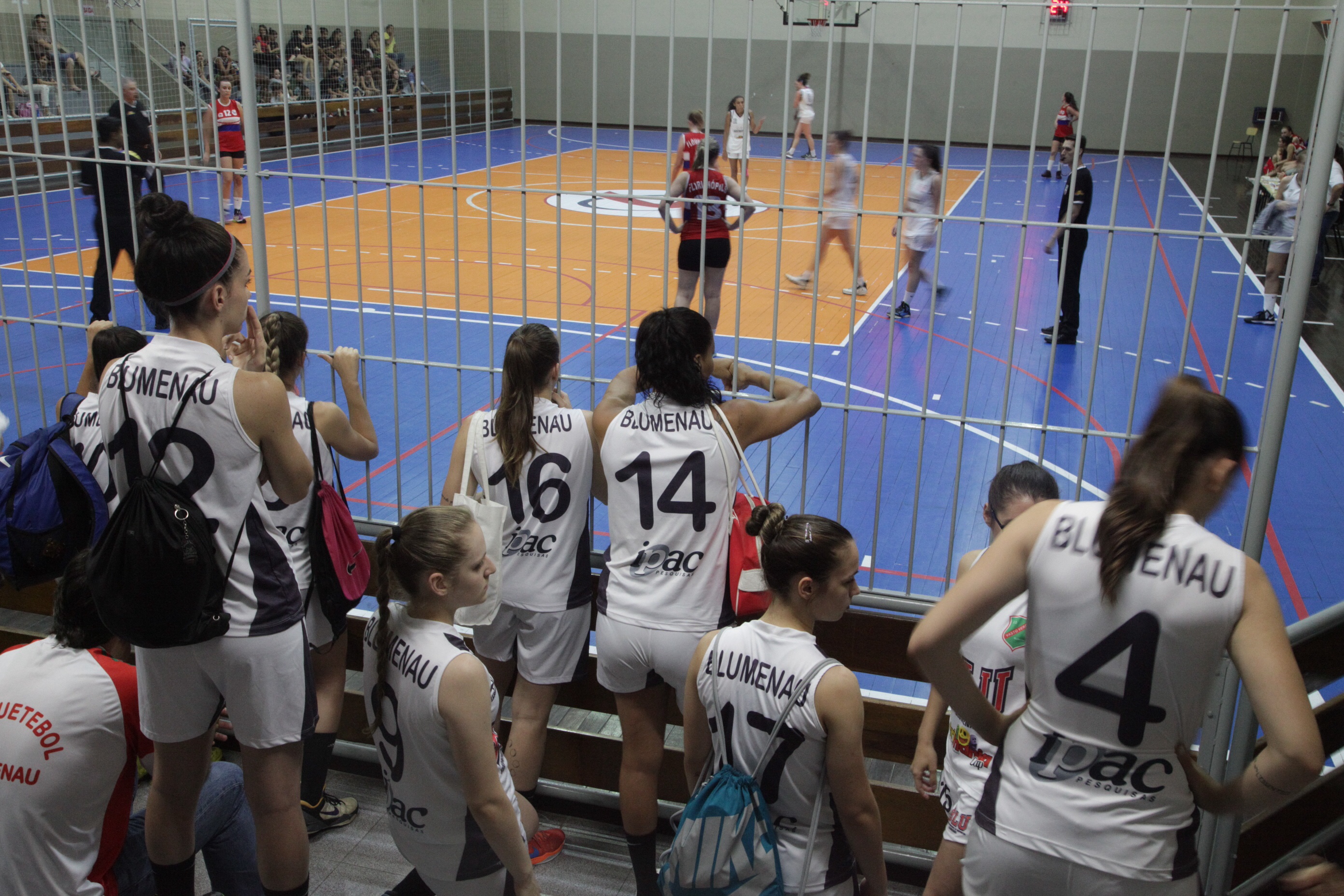 Jogos Abertos de Santa Catarina - Atletas do time de basquete de Blumenau a espera do jogo com a equipe de São José