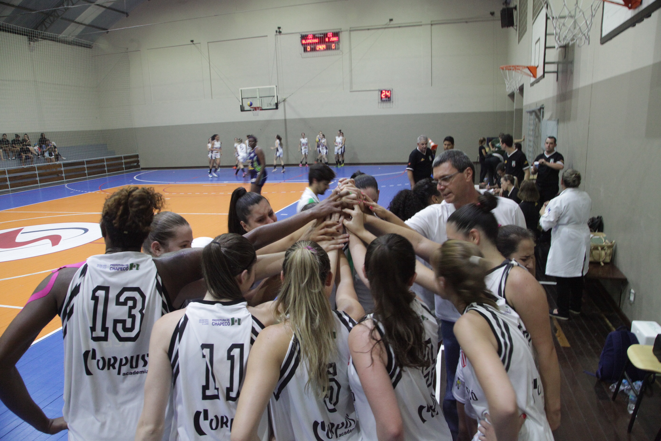 Jogos Abertos de Santa Catarina - Atletas do time de basquete de Blumenau a espera do jogo com a equipe de São José