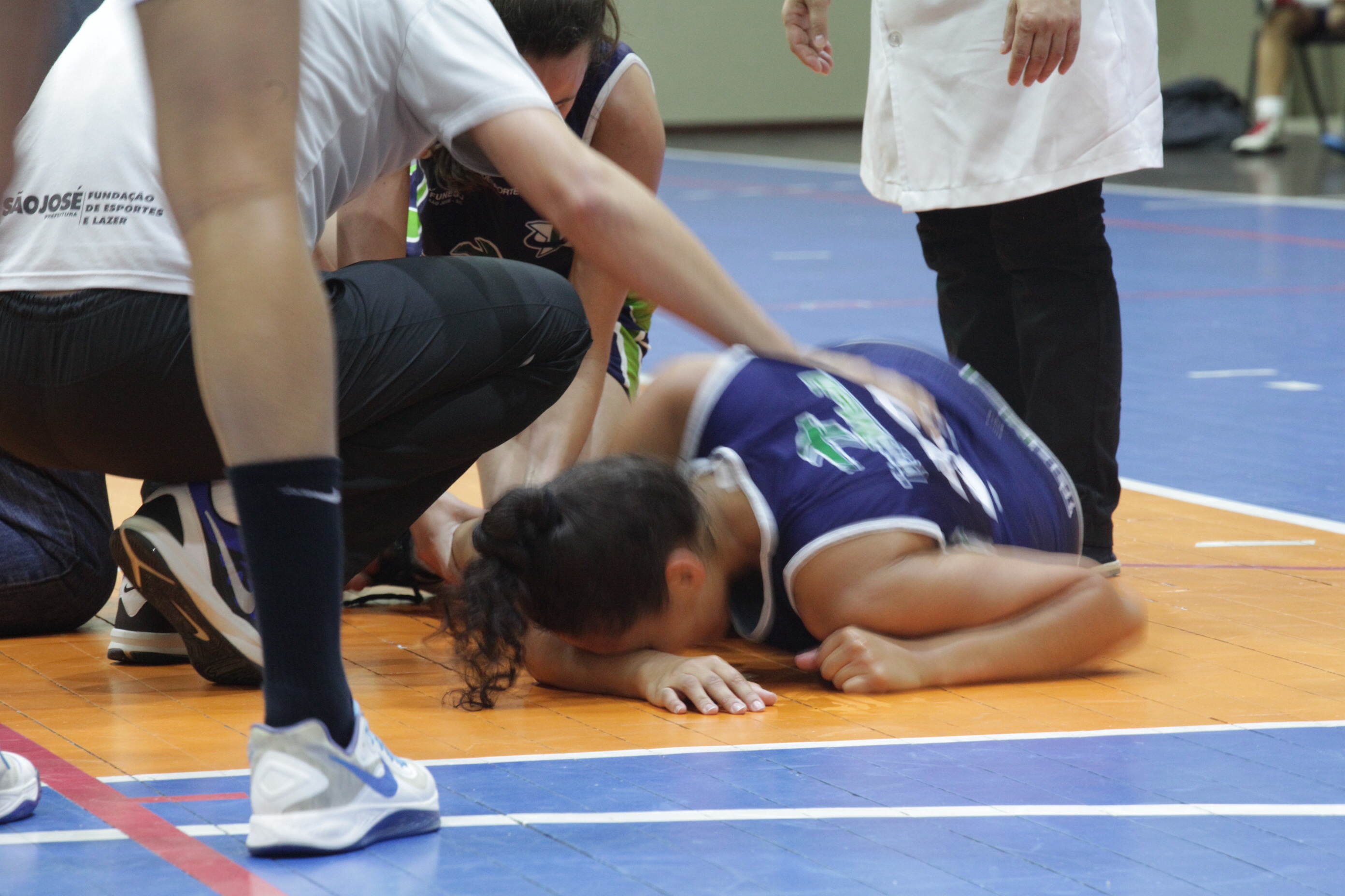Jogos Abertos de Santa Catarina - Atleta de São José machucada durante a partida de basquete contra Blumenau