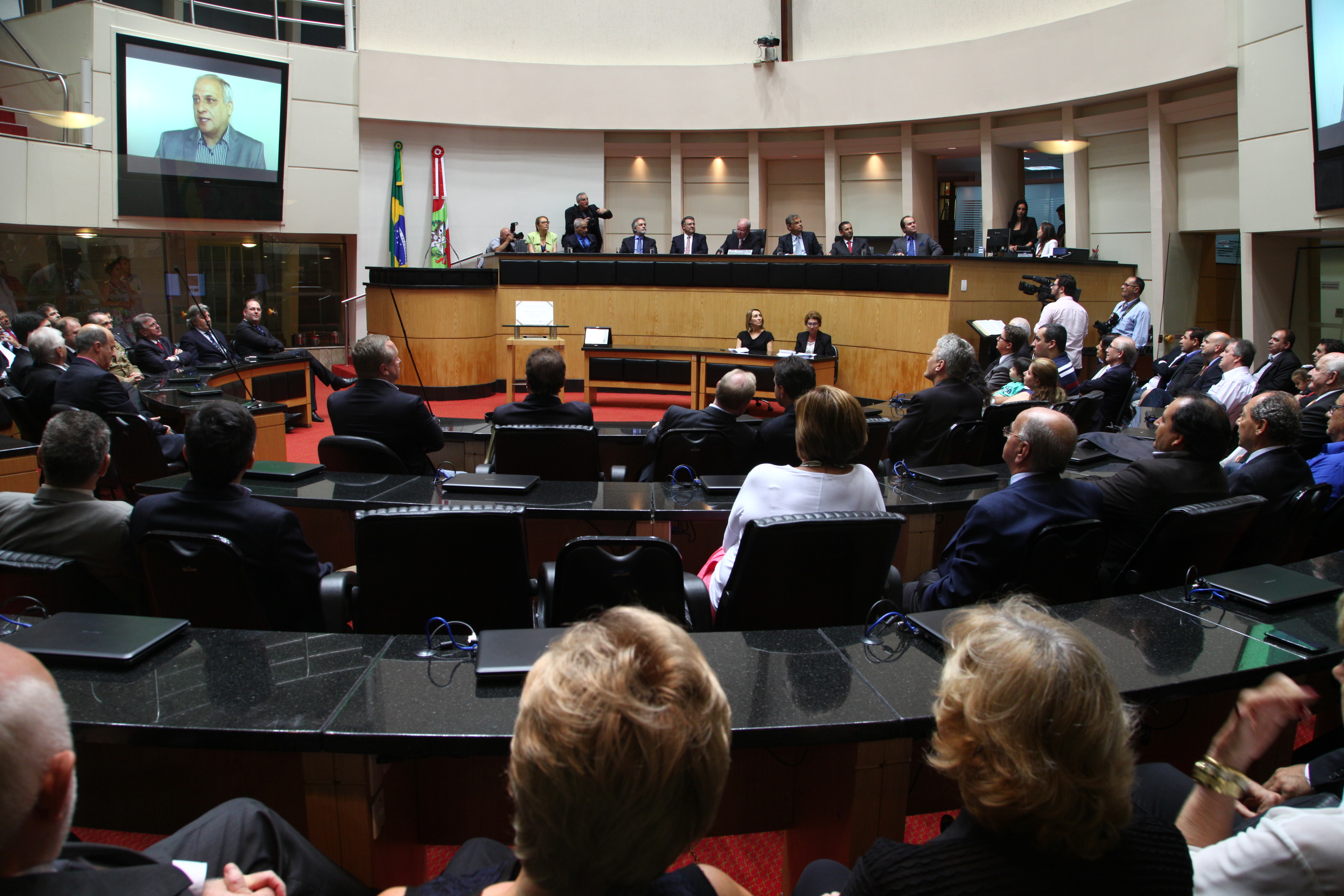 Sessão Solene - Concessão de Título de Cidadão Catarinense ao Senho Derly Massaud da Anunciação