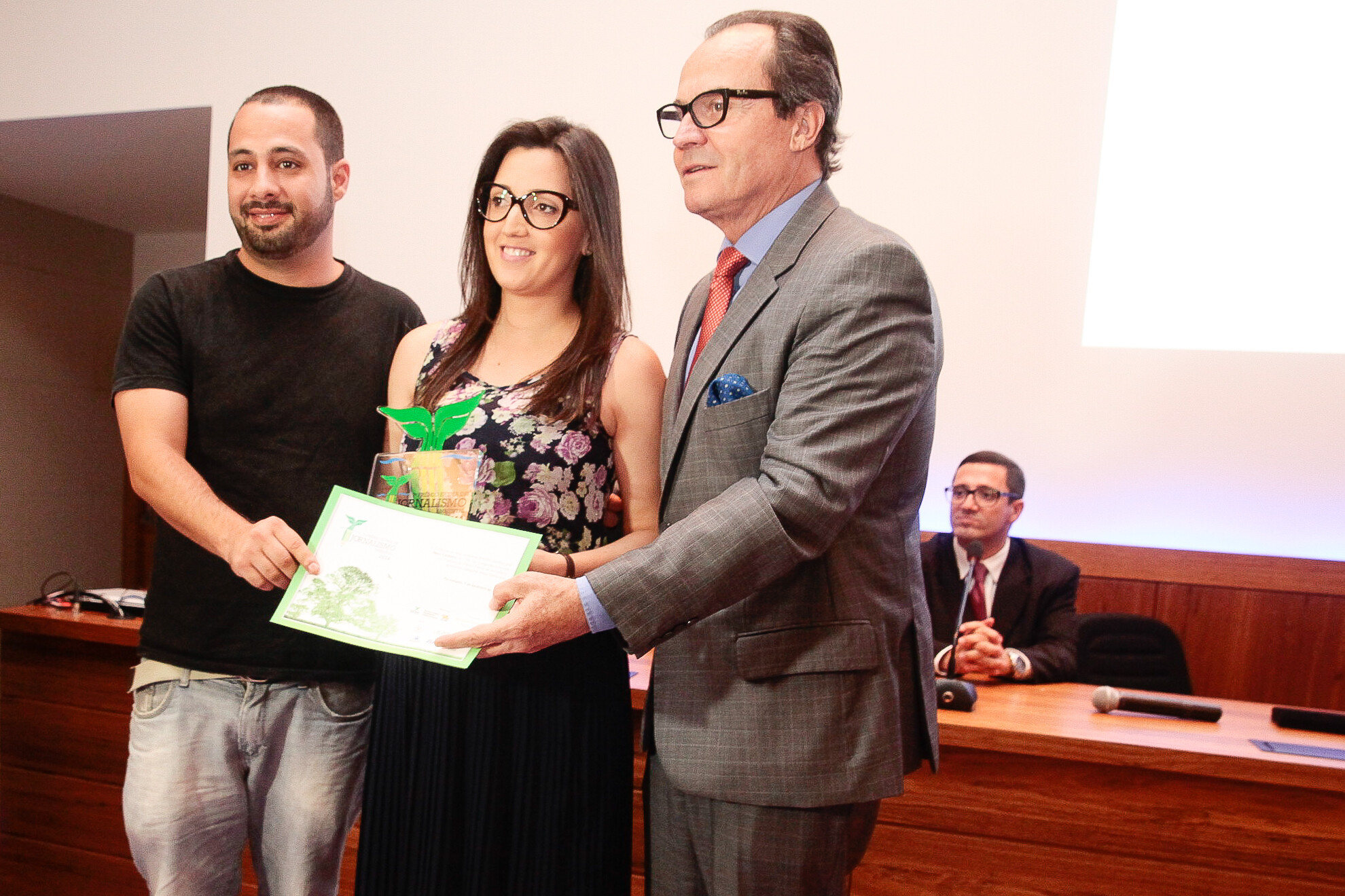 Lucas Giron e Nara Cordeiro, da TVAL, recebem troféu e certificado das mãos de Ademir Arnon, da ACI. FOTO: Miriam Zomer/Agência AL
