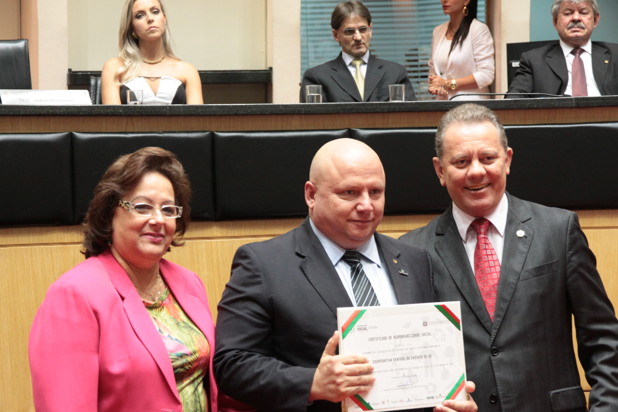 Homenageados na Sessão Especial de Certificação de Responsabilidade Social. Foto: Eduardo Guedes de Oliveira/Alesc