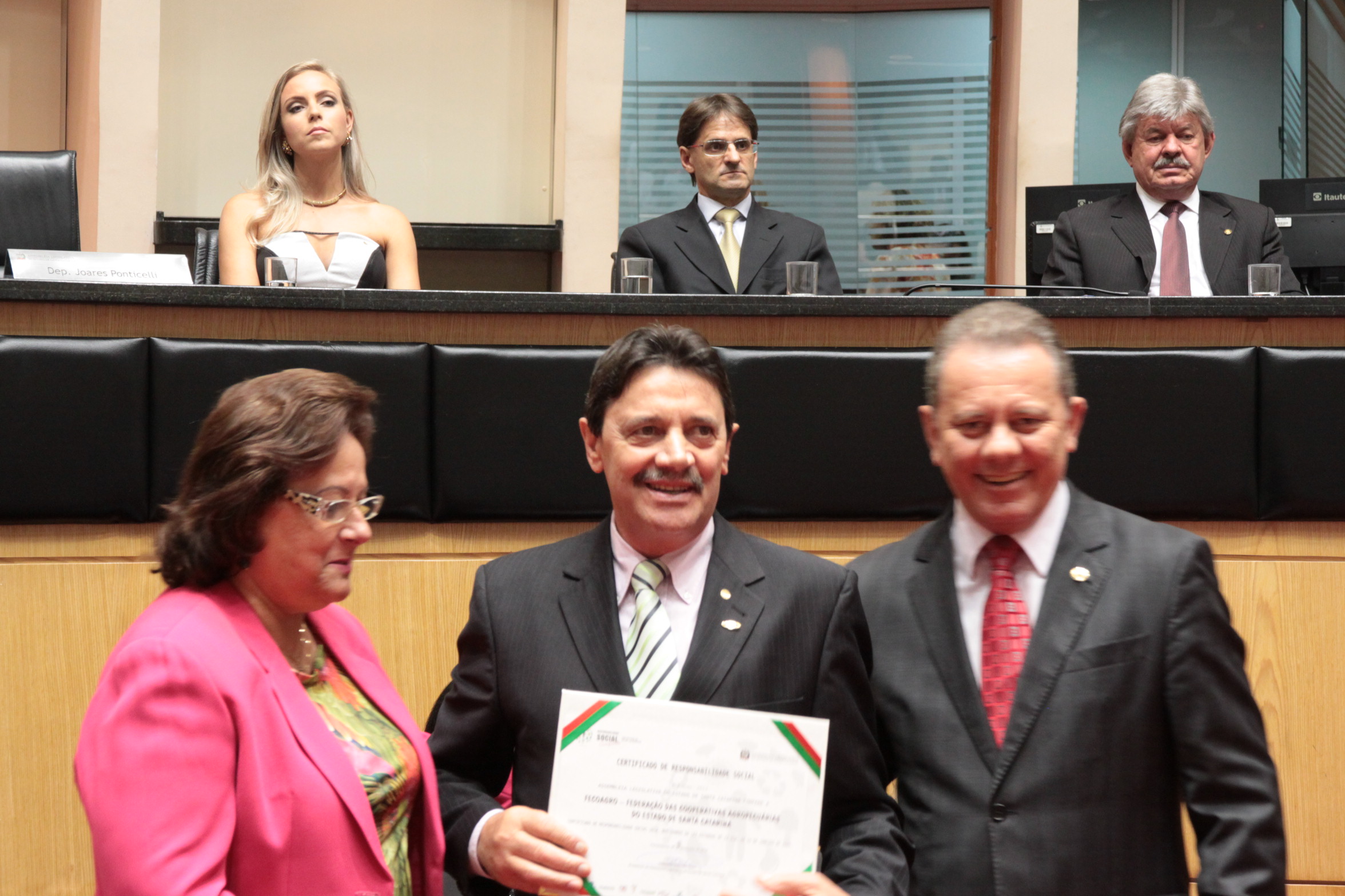 Homenageados na Sessão Especial de Certificação de Responsabilidade Social. Foto: Eduardo Guedes de Oliveira/Alesc