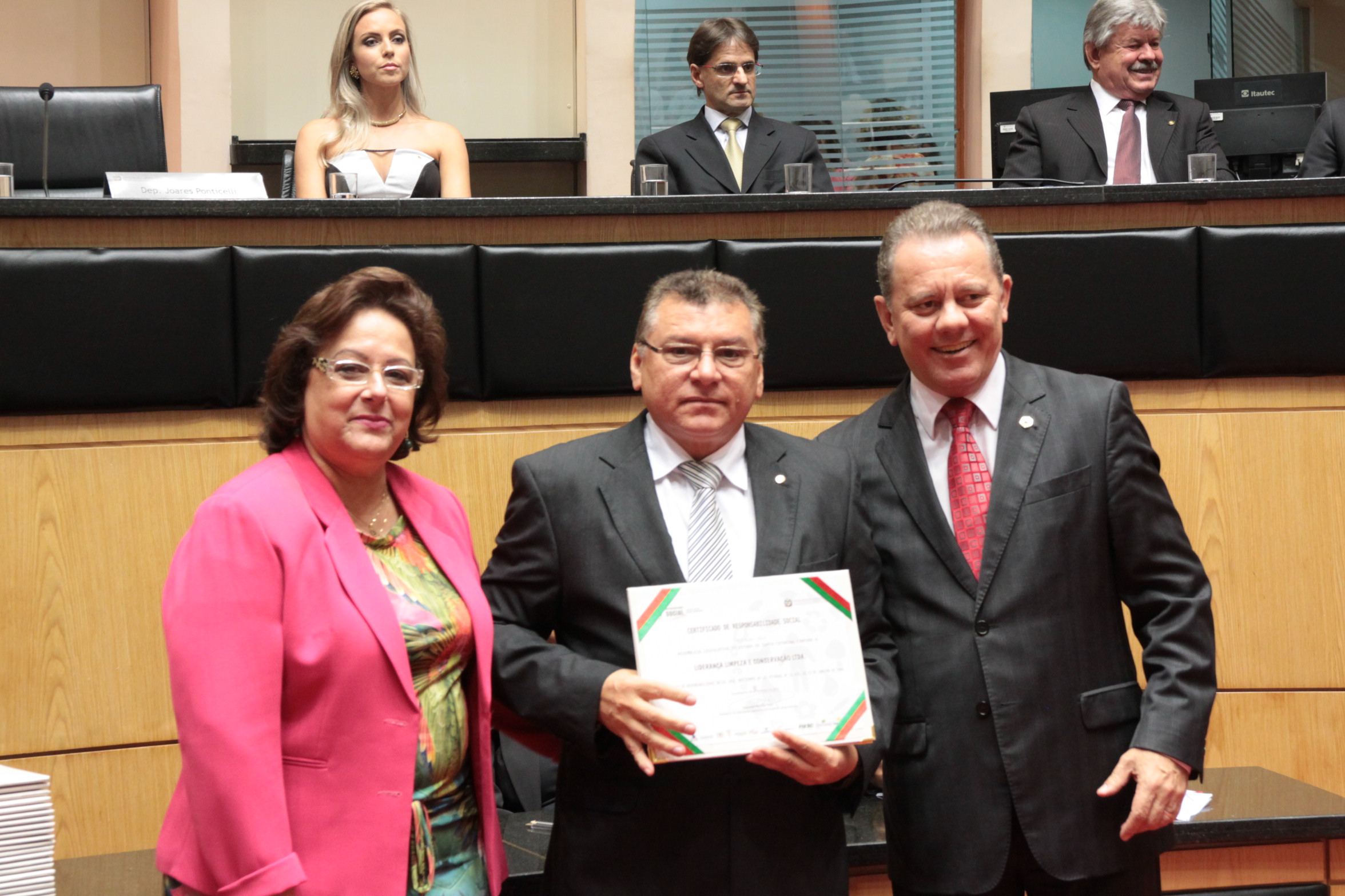 Homenageados na Sessão Especial de Certificação de Responsabilidade Social. Foto: Eduardo Guedes de Oliveira/Alesc