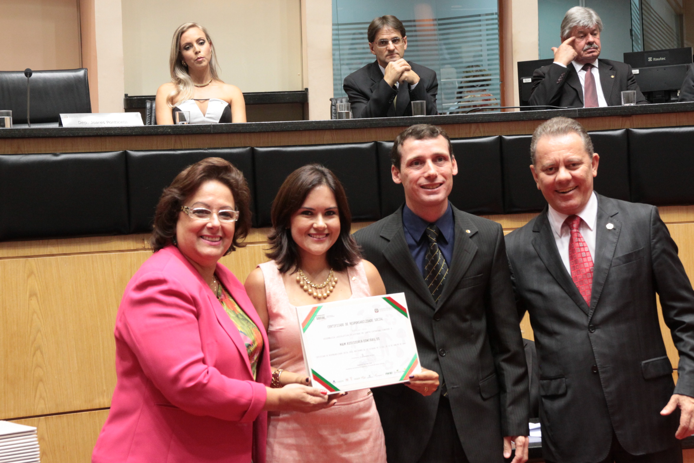 Homenageados na Sessão Especial de Certificação de Responsabilidade Social. Foto: Eduardo Guedes de Oliveira/Alesc