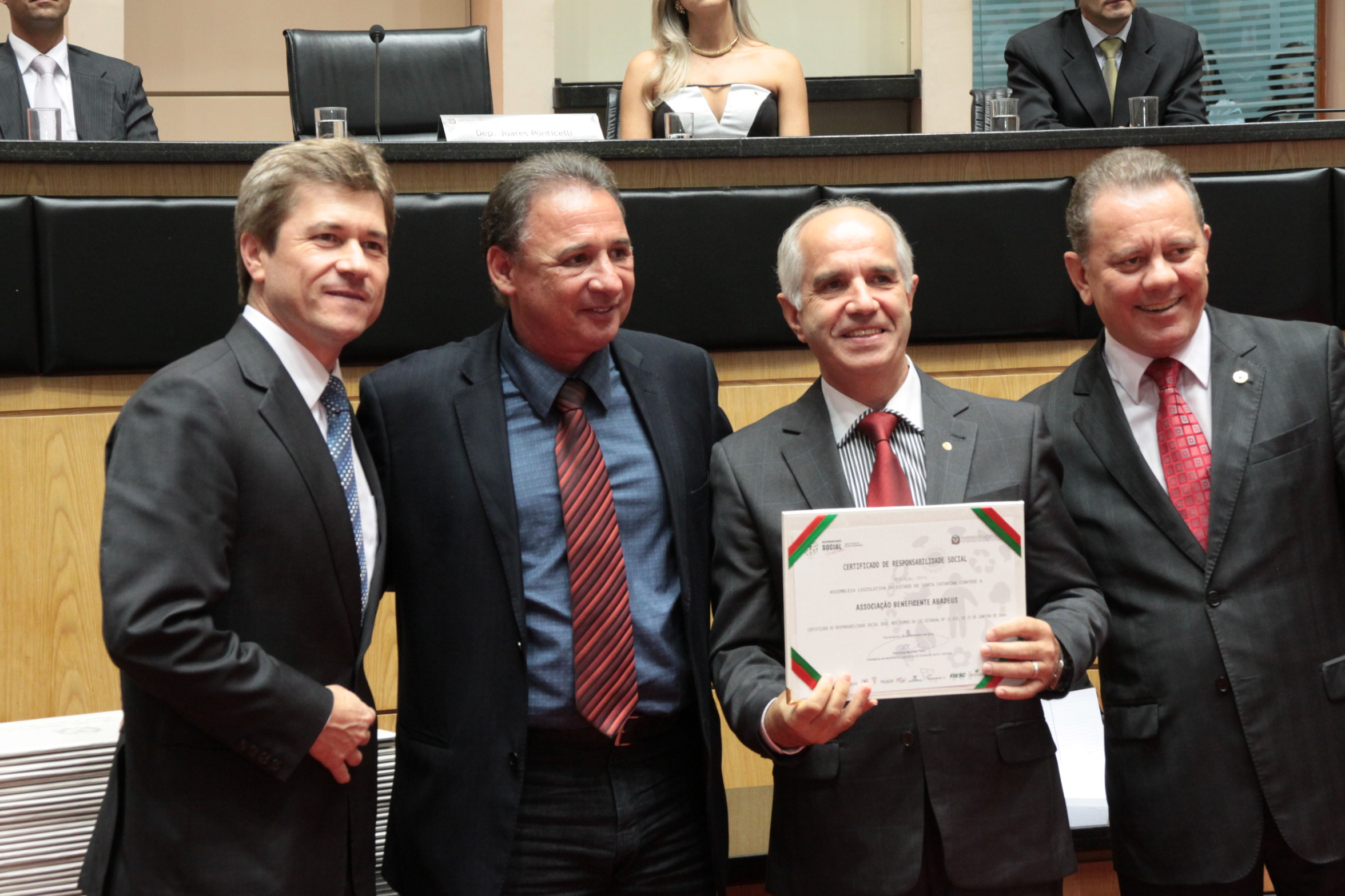 Homenageados na Sessão Especial de Certificação de Responsabilidade Social. Foto: Eduardo Guedes de Oliveira/Alesc