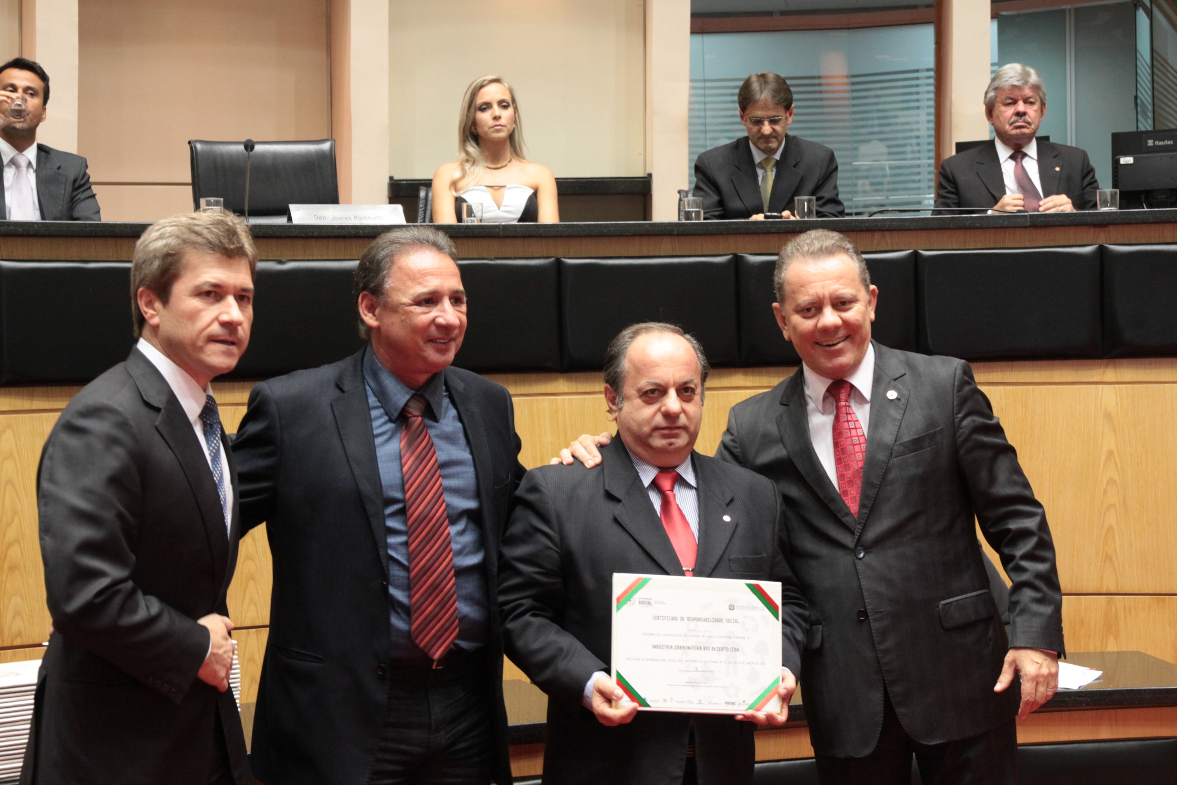 Homenageados na Sessão Especial de Certificação de Responsabilidade Social. Foto: Eduardo Guedes de Oliveira/Alesc