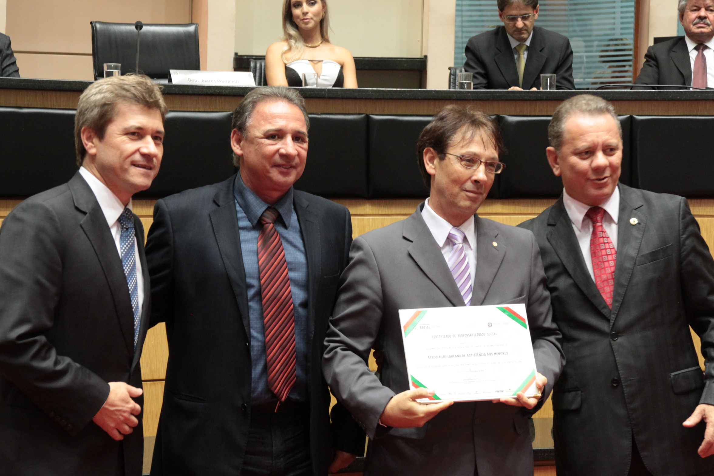 Homenageados na Sessão Especial de Certificação de Responsabilidade Social. Foto: Eduardo Guedes de Oliveira/Alesc