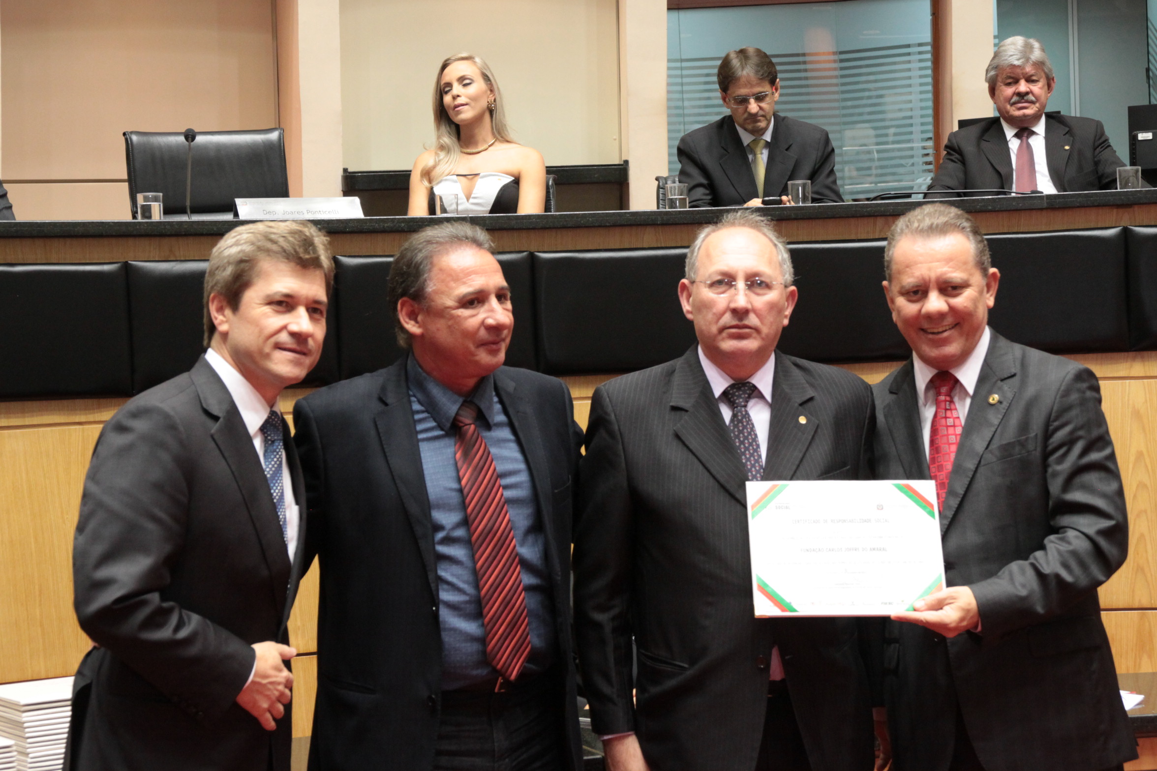Homenageados na Sessão Especial de Certificação de Responsabilidade Social. Foto: Eduardo Guedes de Oliveira/Alesc