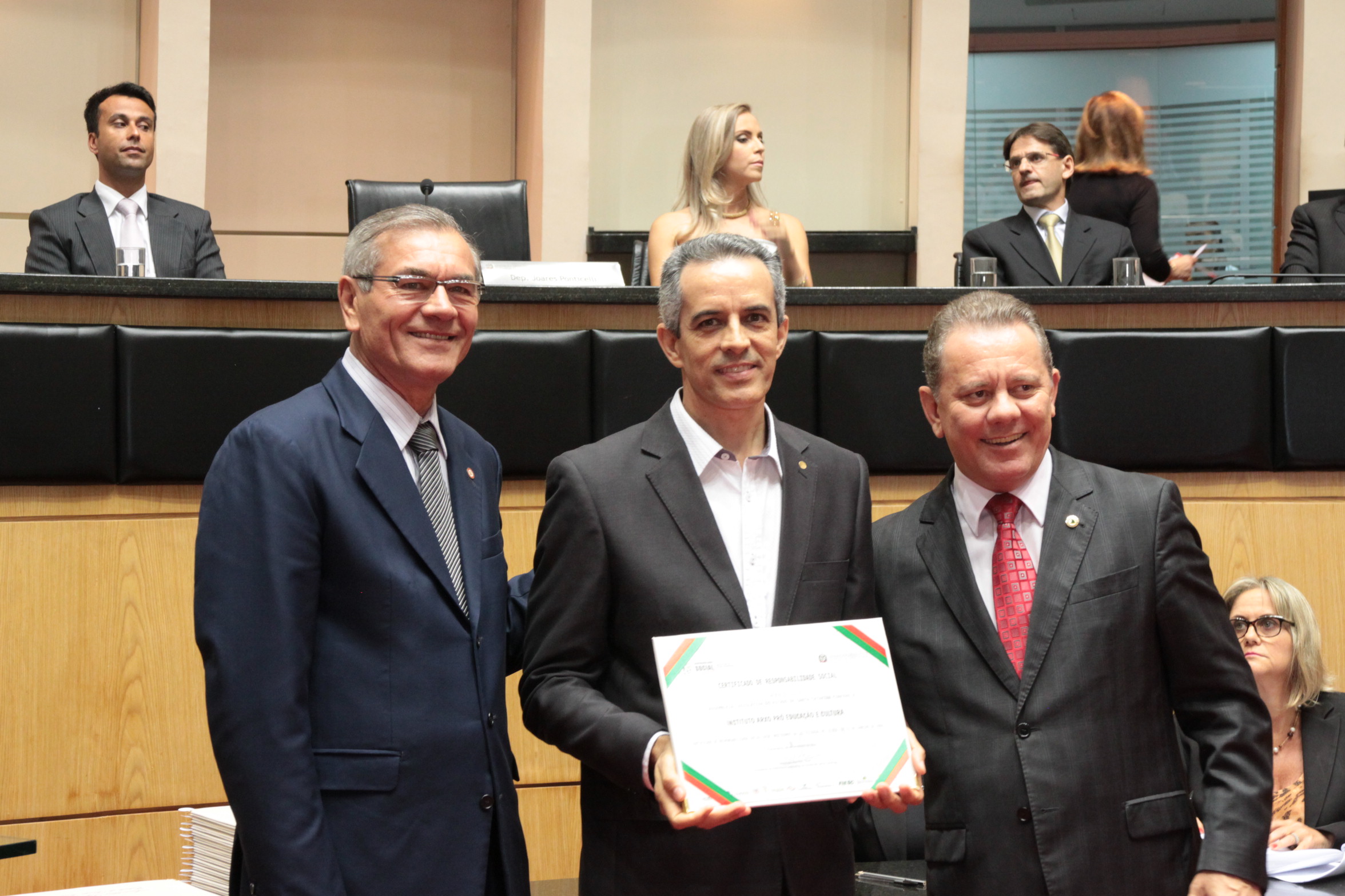 Homenageados na Sessão Especial de Certificação de Responsabilidade Social. Foto: Eduardo Guedes de Oliveira/Alesc