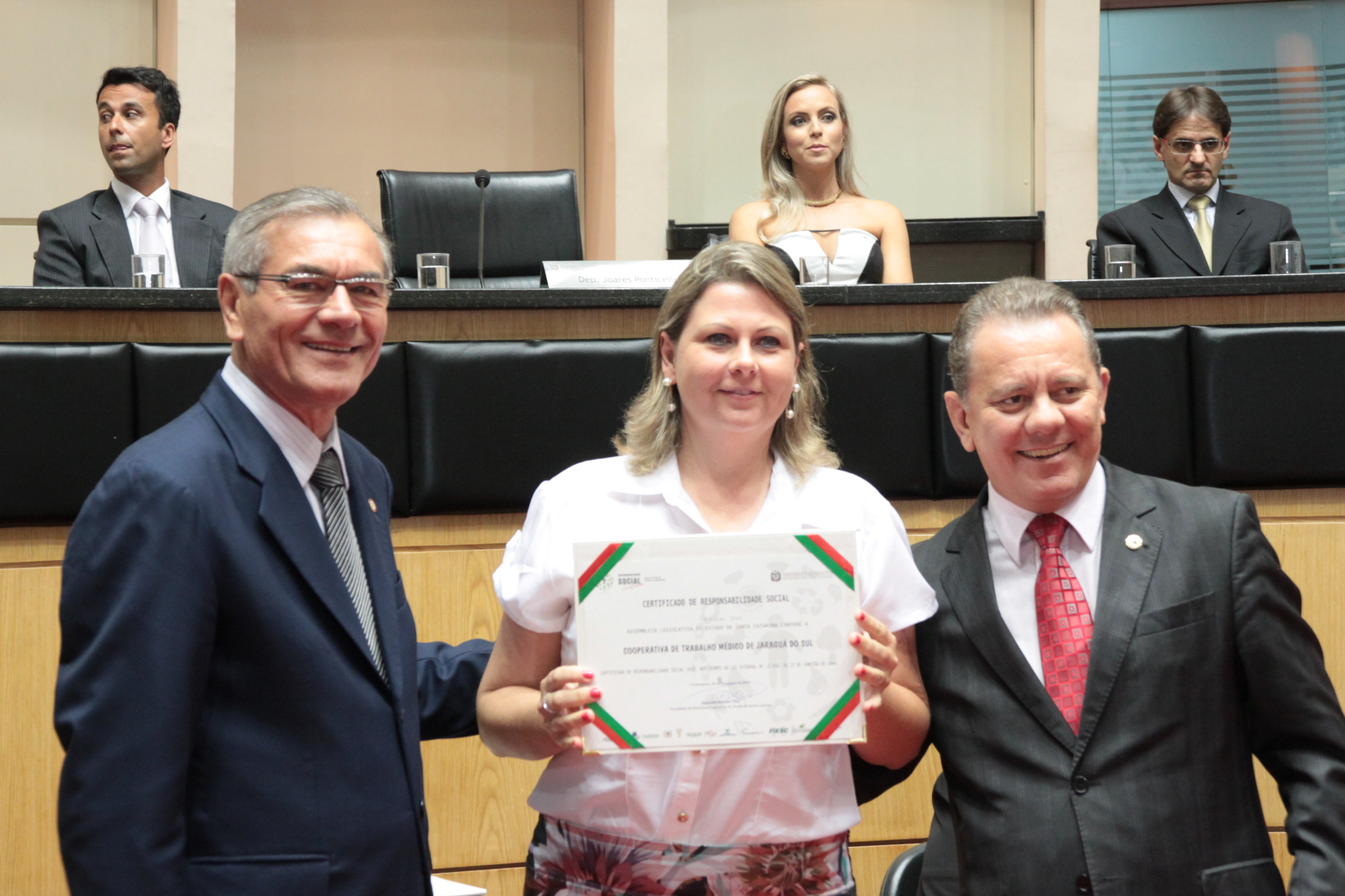 Homenageados na Sessão Especial de Certificação de Responsabilidade Social. Foto: Eduardo Guedes de Oliveira/Alesc