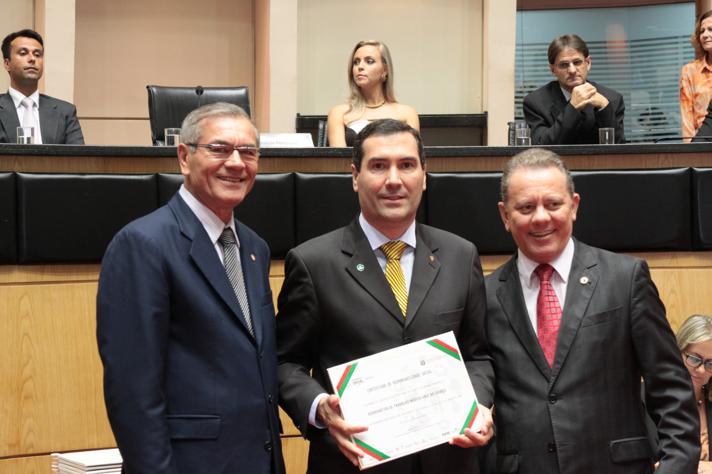 Homenageados na Sessão Especial de Certificação de Responsabilidade Social. Foto: Eduardo Guedes de Oliveira/Alesc