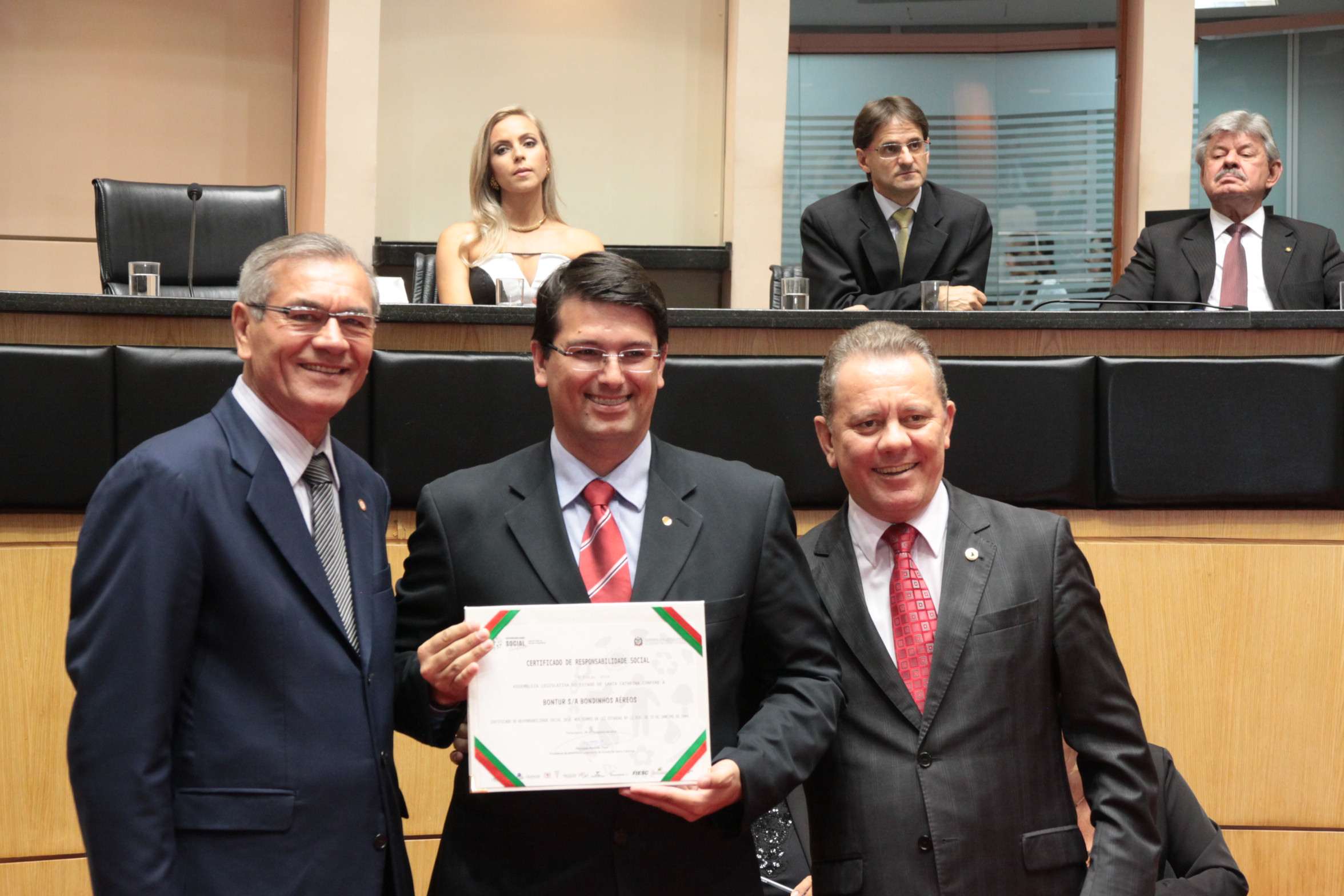 Homenageados na Sessão Especial de Certificação de Responsabilidade Social. Foto: Eduardo Guedes de Oliveira/Alesc
