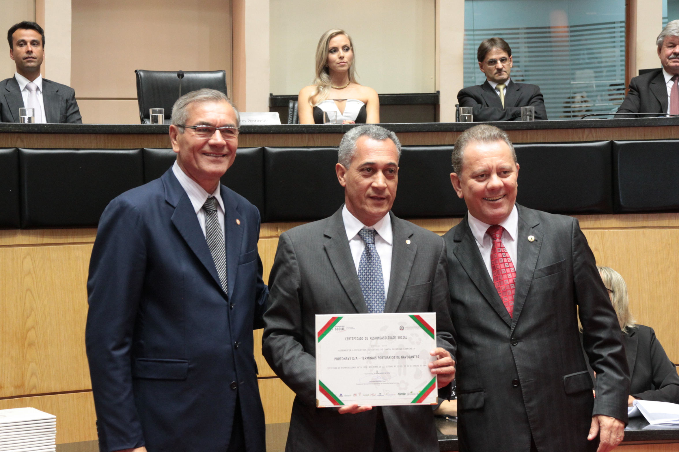 Homenageados na Sessão Especial de Certificação de Responsabilidade Social. Foto: Eduardo Guedes de Oliveira/Alesc