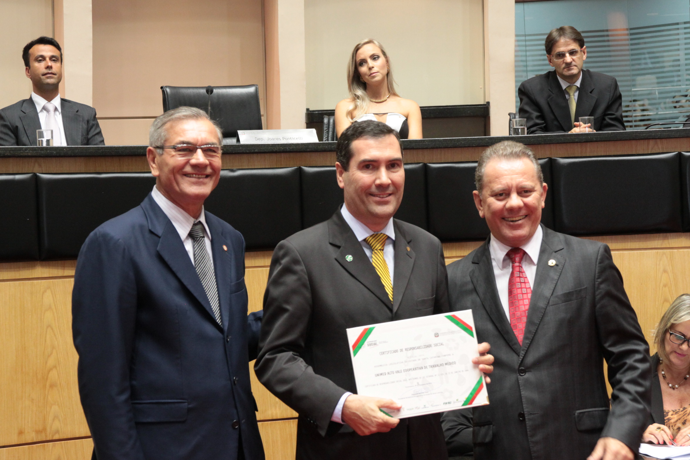 Homenageados na Sessão Especial de Certificação de Responsabilidade Social. Foto: Eduardo Guedes de Oliveira/Alesc