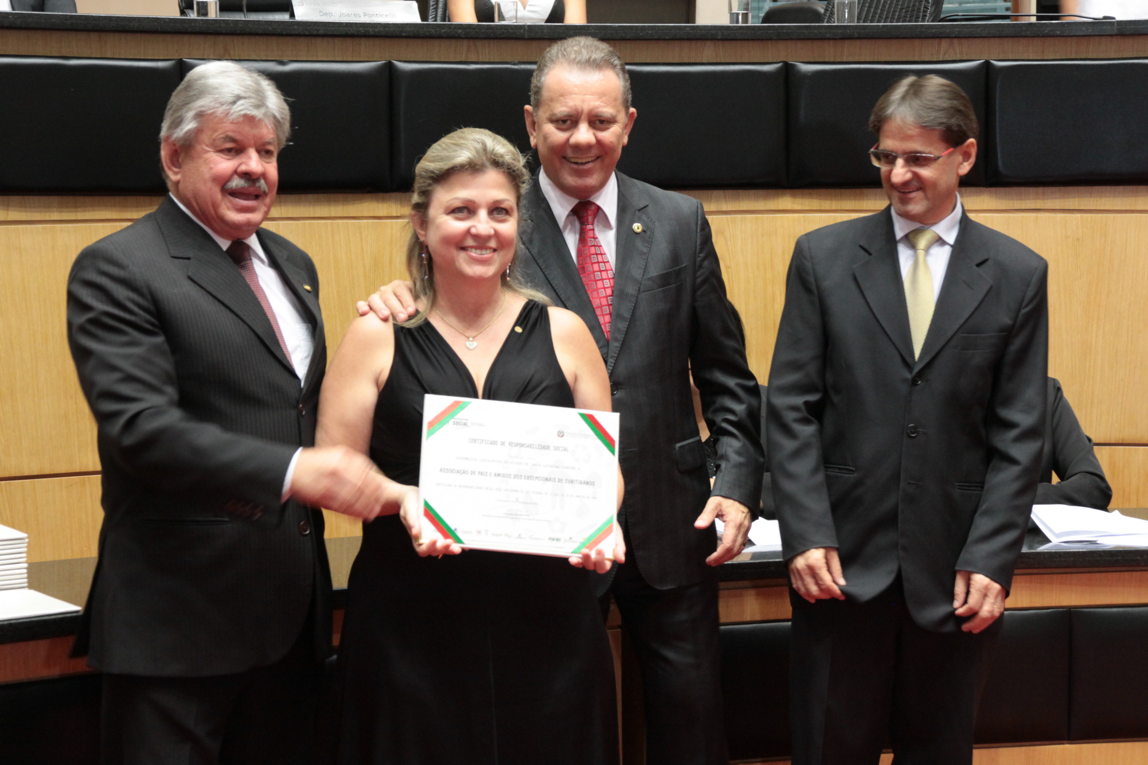 Homenageados na Sessão Especial de Certificação de Responsabilidade Social. Foto: Eduardo Guedes de Oliveira/Alesc