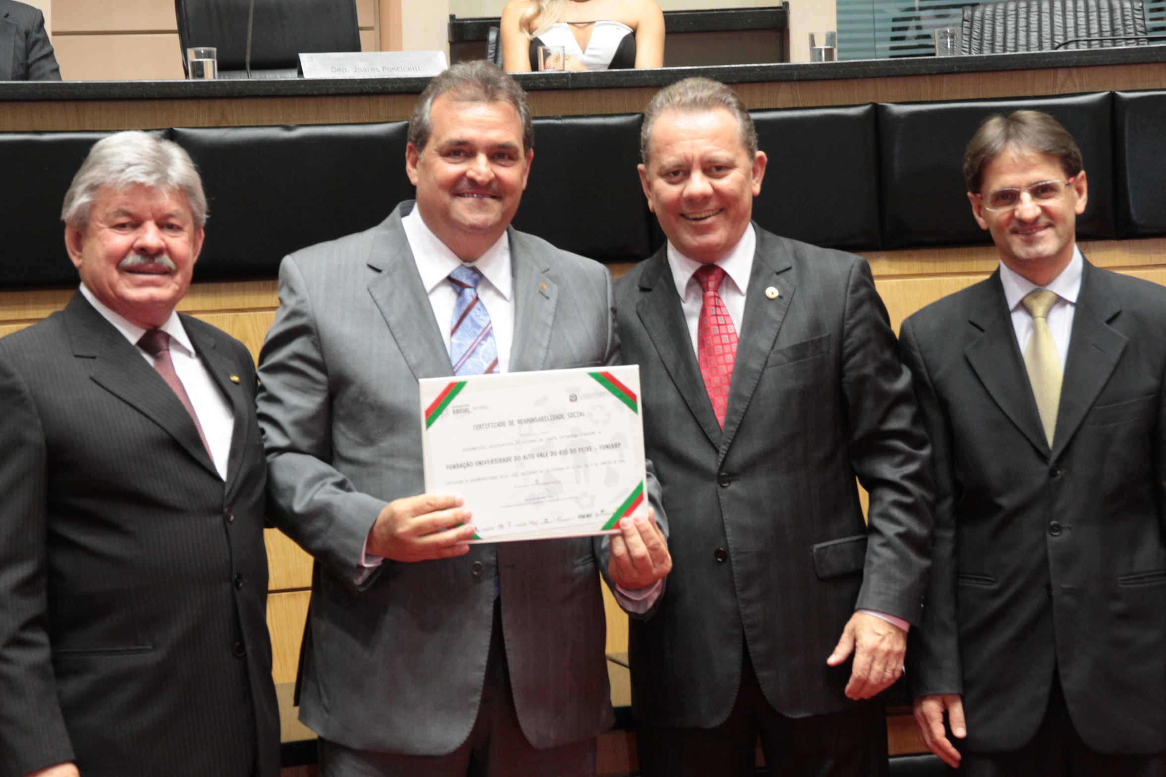 Homenageados na Sessão Especial de Certificação de Responsabilidade Social. Foto: Eduardo Guedes de Oliveira/Alesc