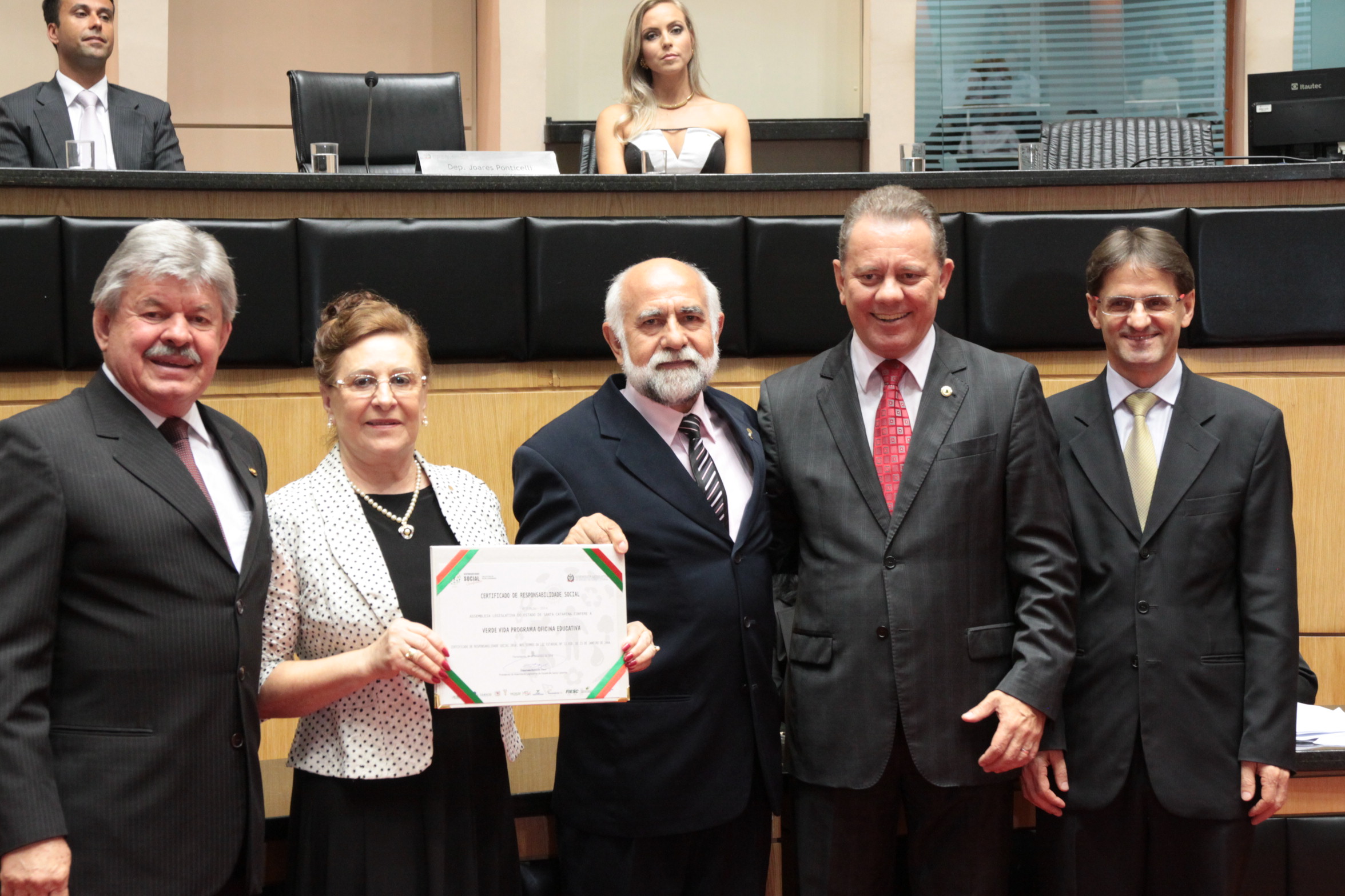 Homenageados na Sessão Especial de Certificação de Responsabilidade Social. Foto: Eduardo Guedes de Oliveira/Alesc