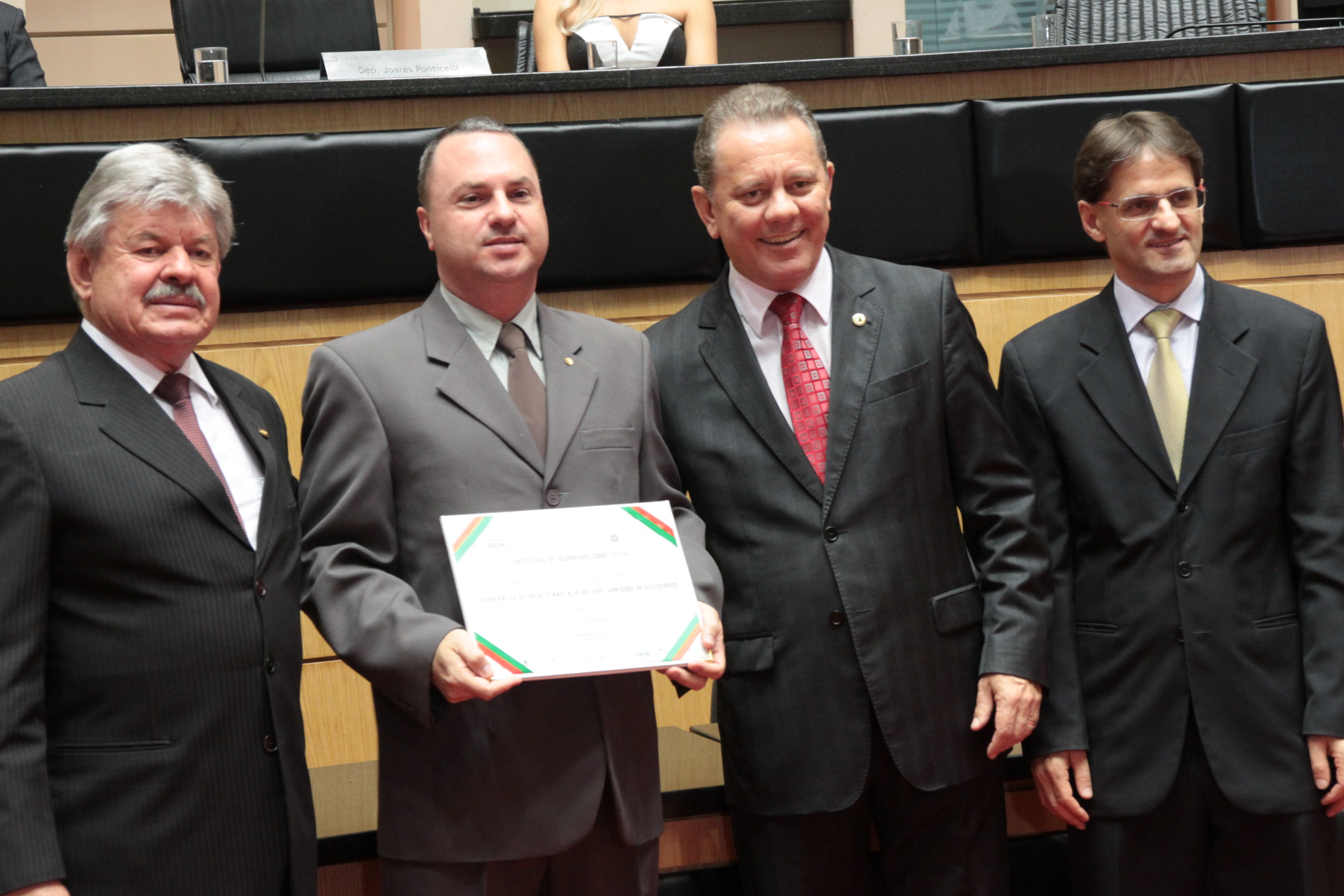 Homenageados na Sessão Especial de Certificação de Responsabilidade Social. Foto: Eduardo Guedes de Oliveira/Alesc