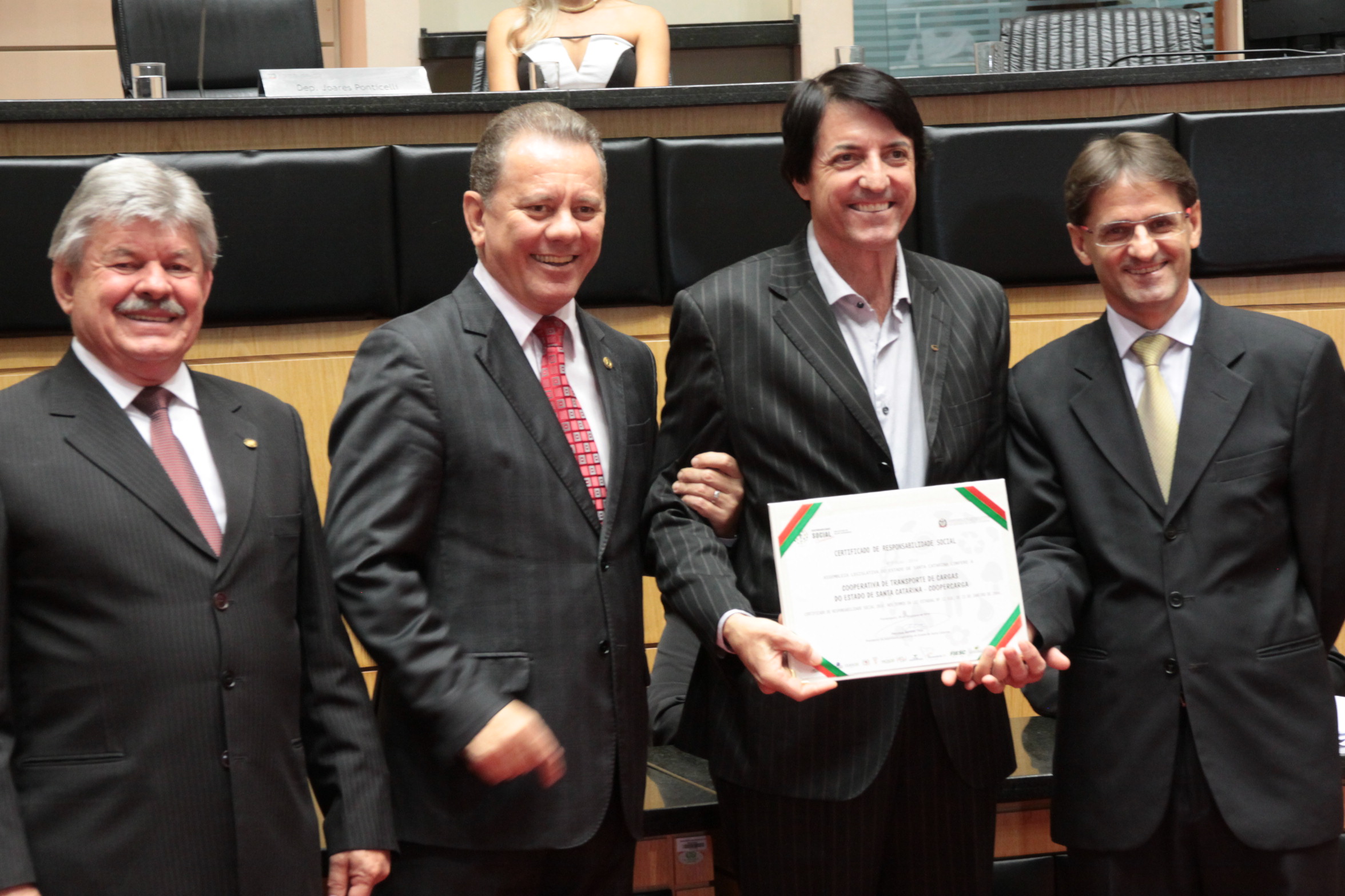 Homenageados na Sessão Especial de Certificação de Responsabilidade Social. Foto: Eduardo Guedes de Oliveira/Alesc