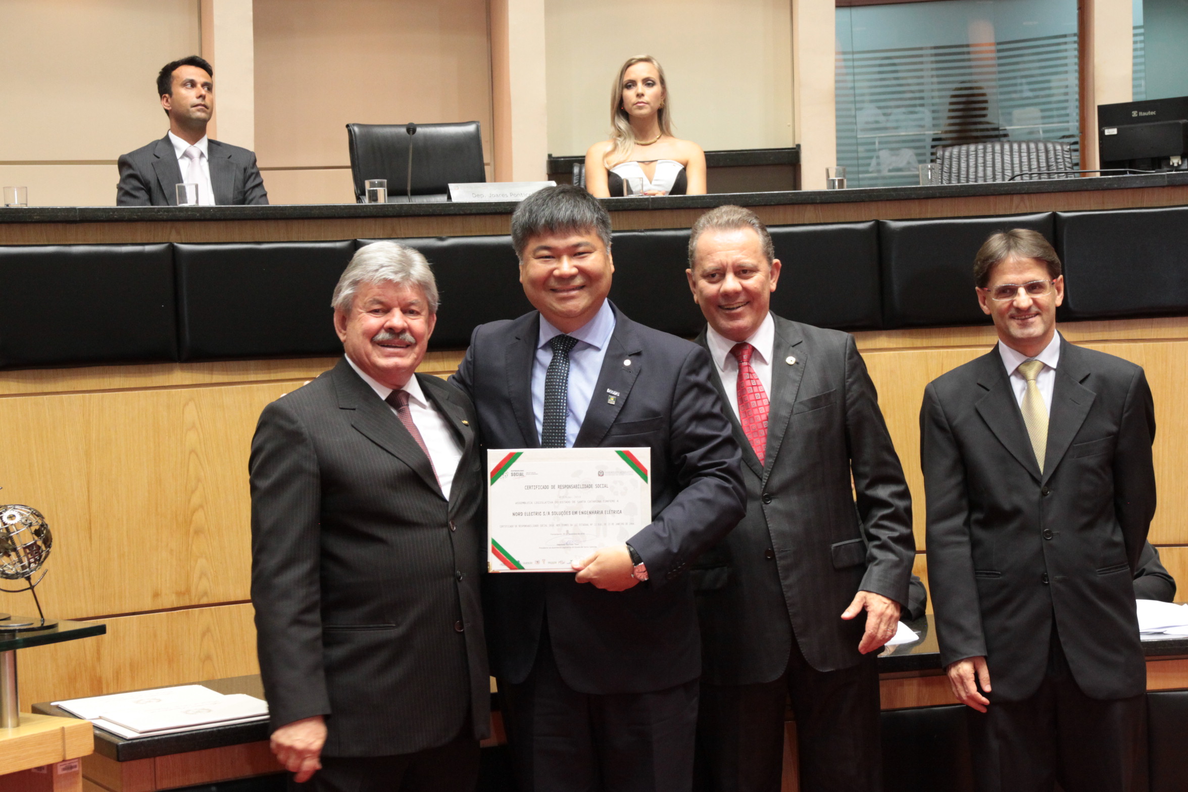 Homenageados na Sessão Especial de Certificação de Responsabilidade Social. Foto: Eduardo Guedes de Oliveira/Alesc