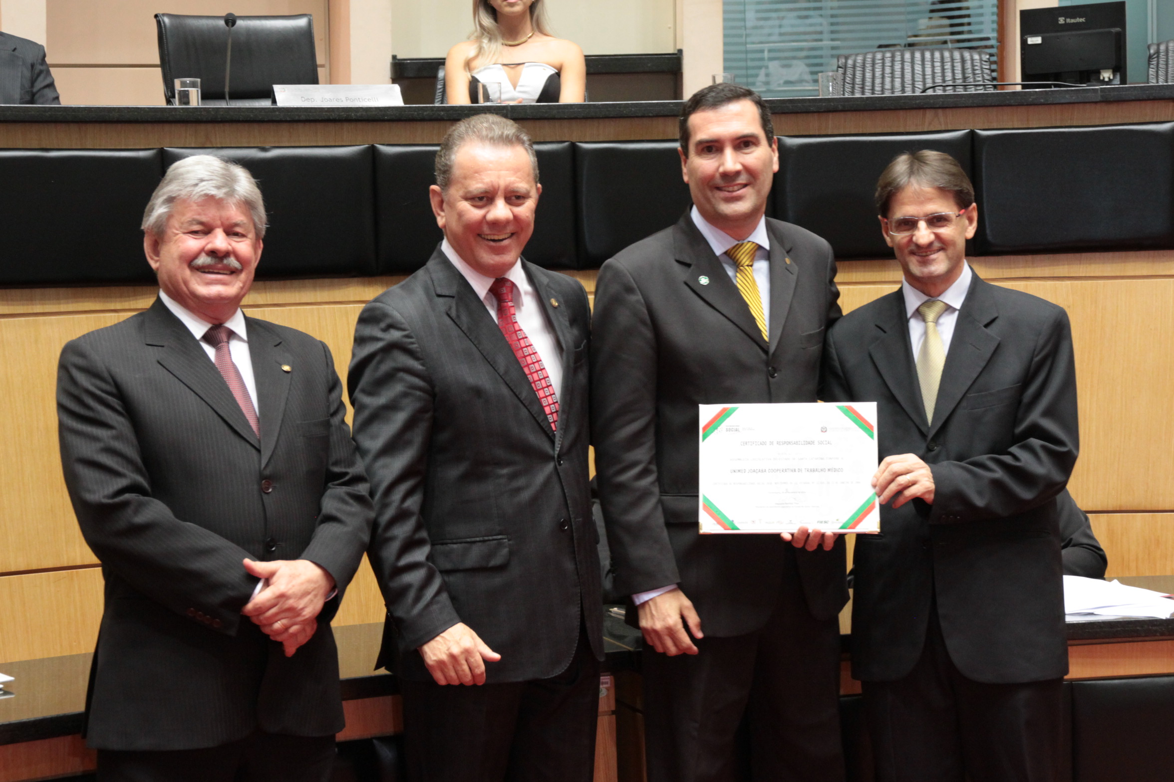 Homenageados na Sessão Especial de Certificação de Responsabilidade Social. Foto: Eduardo Guedes de Oliveira/Alesc