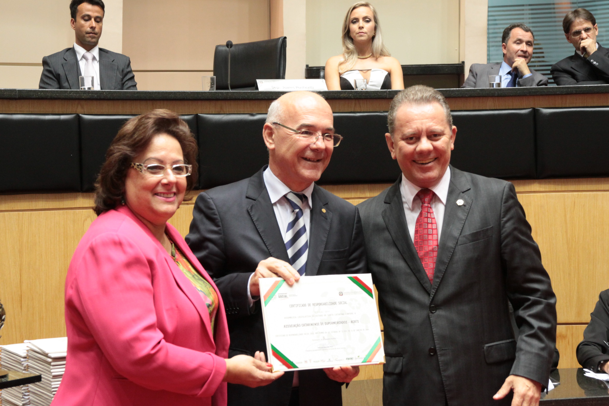 Homenageados na Sessão Especial de Certificação de Responsabilidade Social. Foto: Eduardo Guedes de Oliveira/Alesc