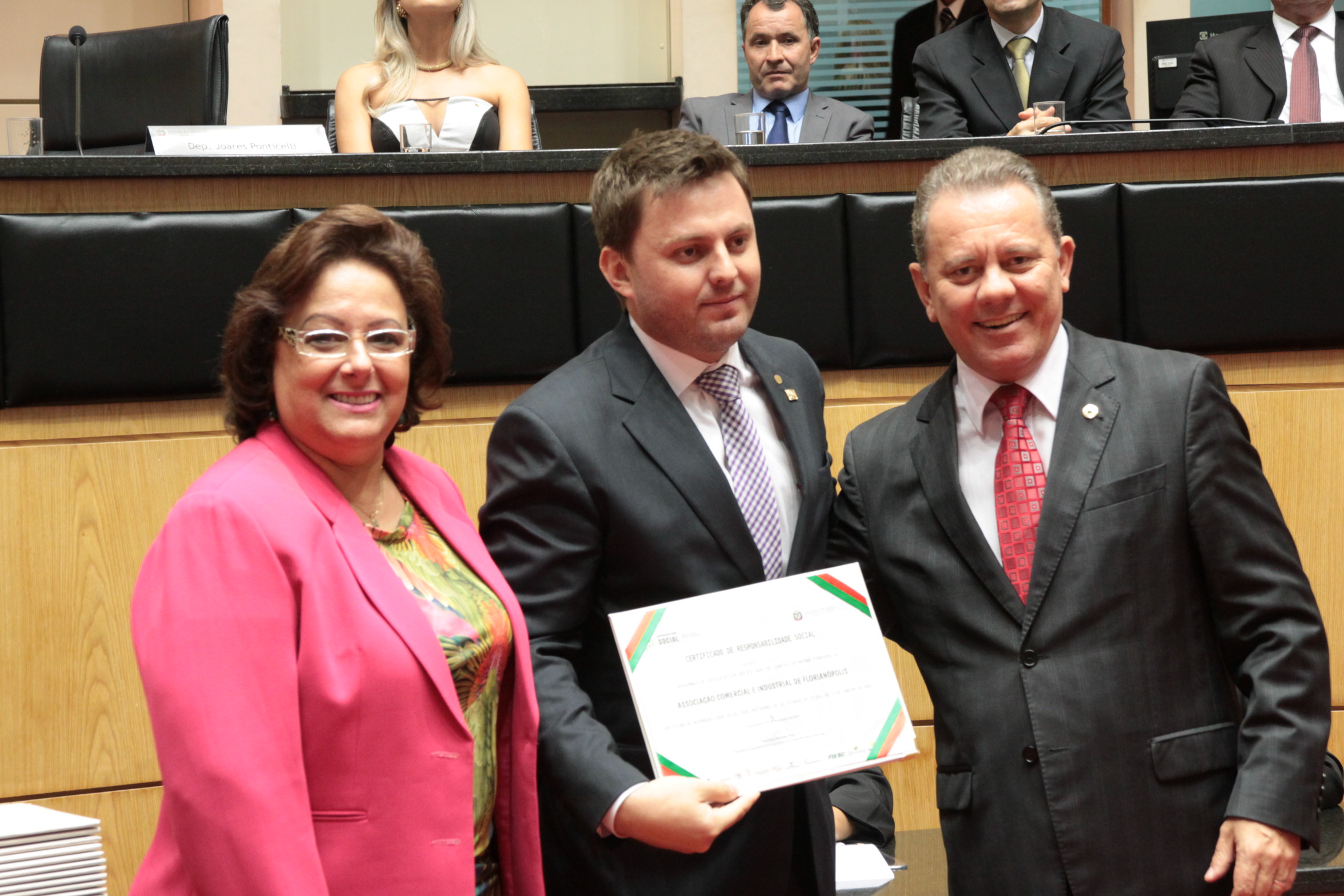 Homenageados na Sessão Especial de Certificação de Responsabilidade Social. Foto: Eduardo Guedes de Oliveira/Alesc