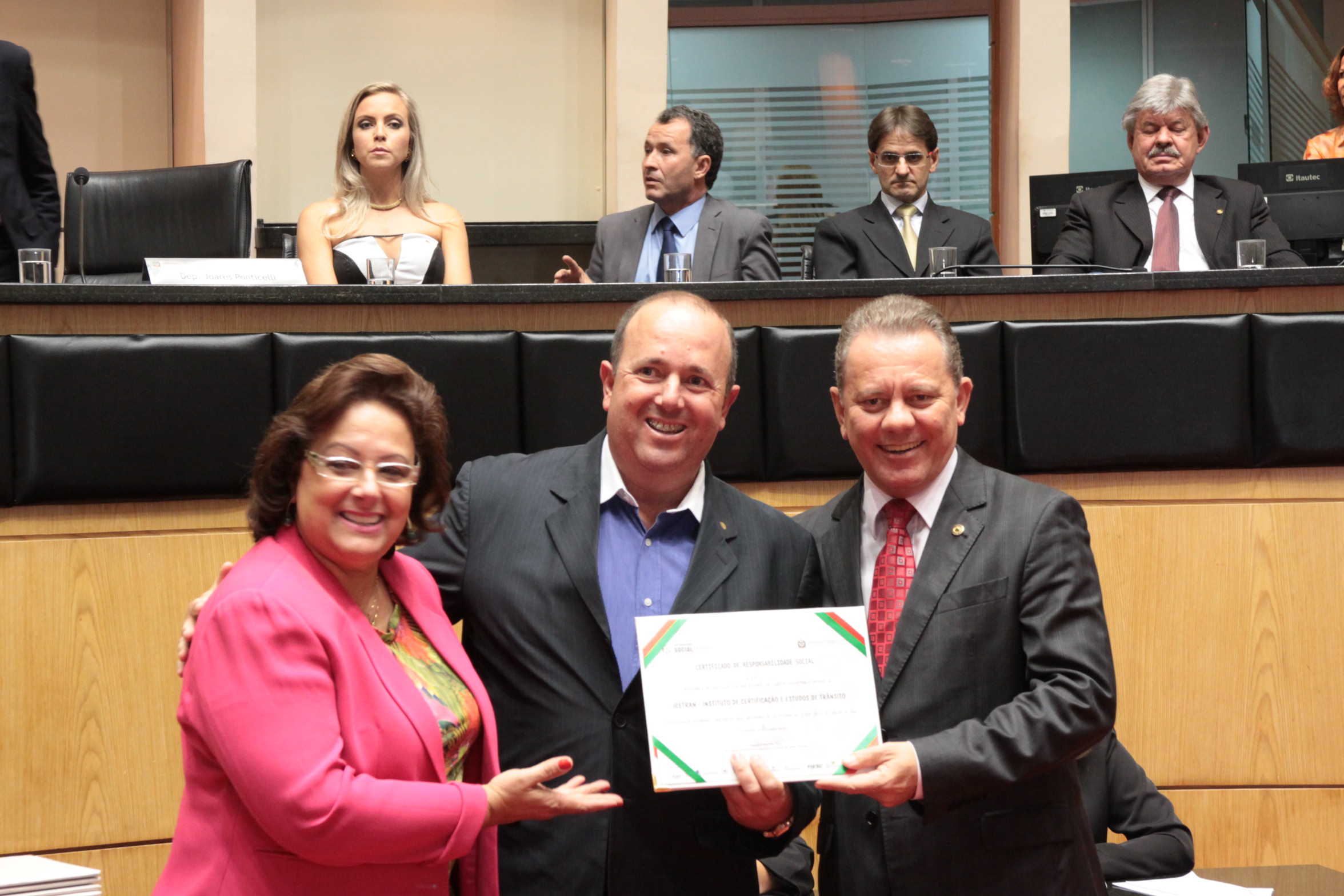 Homenageados na Sessão Especial de Certificação de Responsabilidade Social. Foto: Eduardo Guedes de Oliveira/Alesc