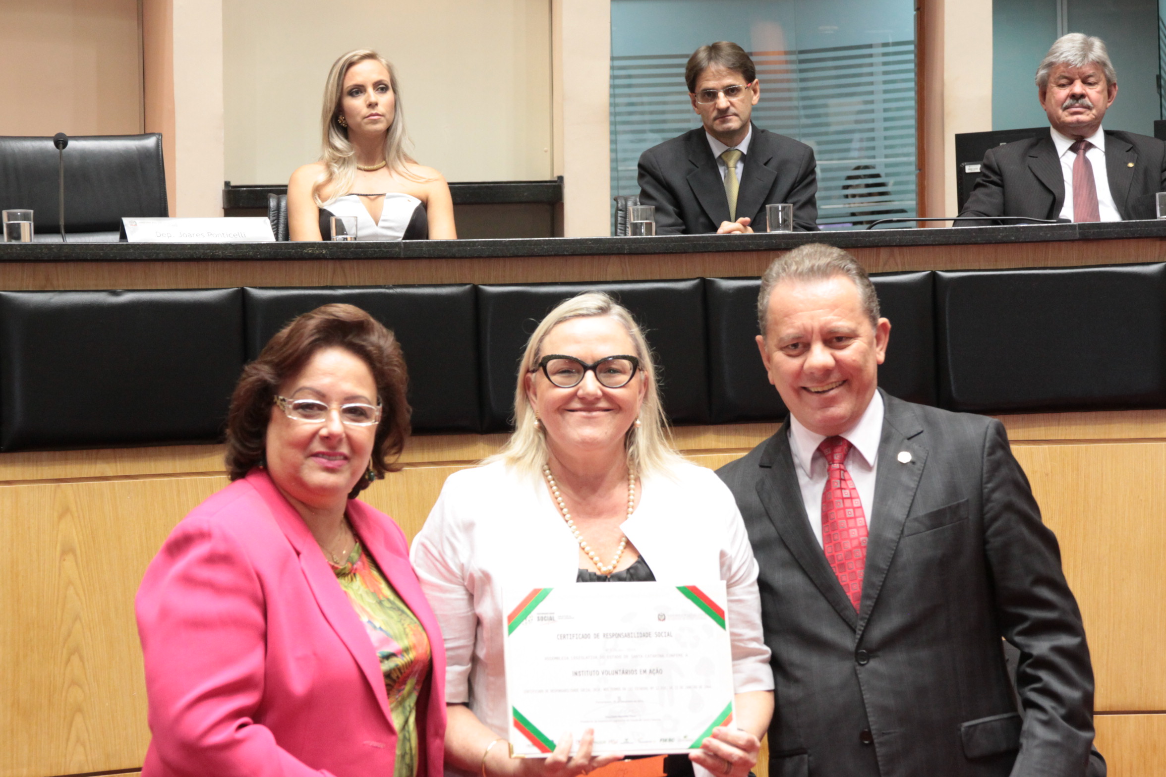 Homenageados na Sessão Especial de Certificação de Responsabilidade Social. Foto: Eduardo Guedes de Oliveira/Alesc