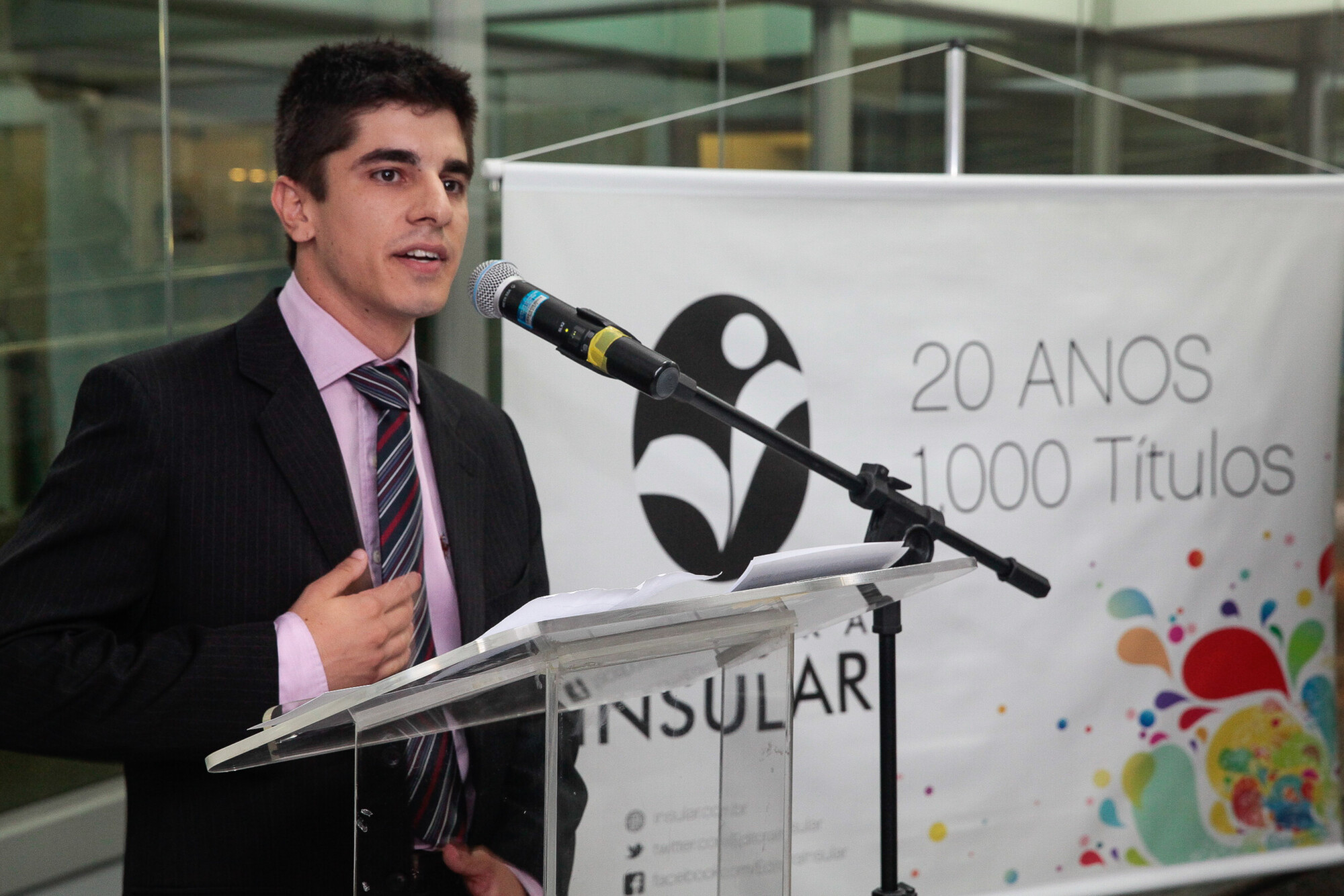 Jovem de 21 anos lança seu primeiro livro