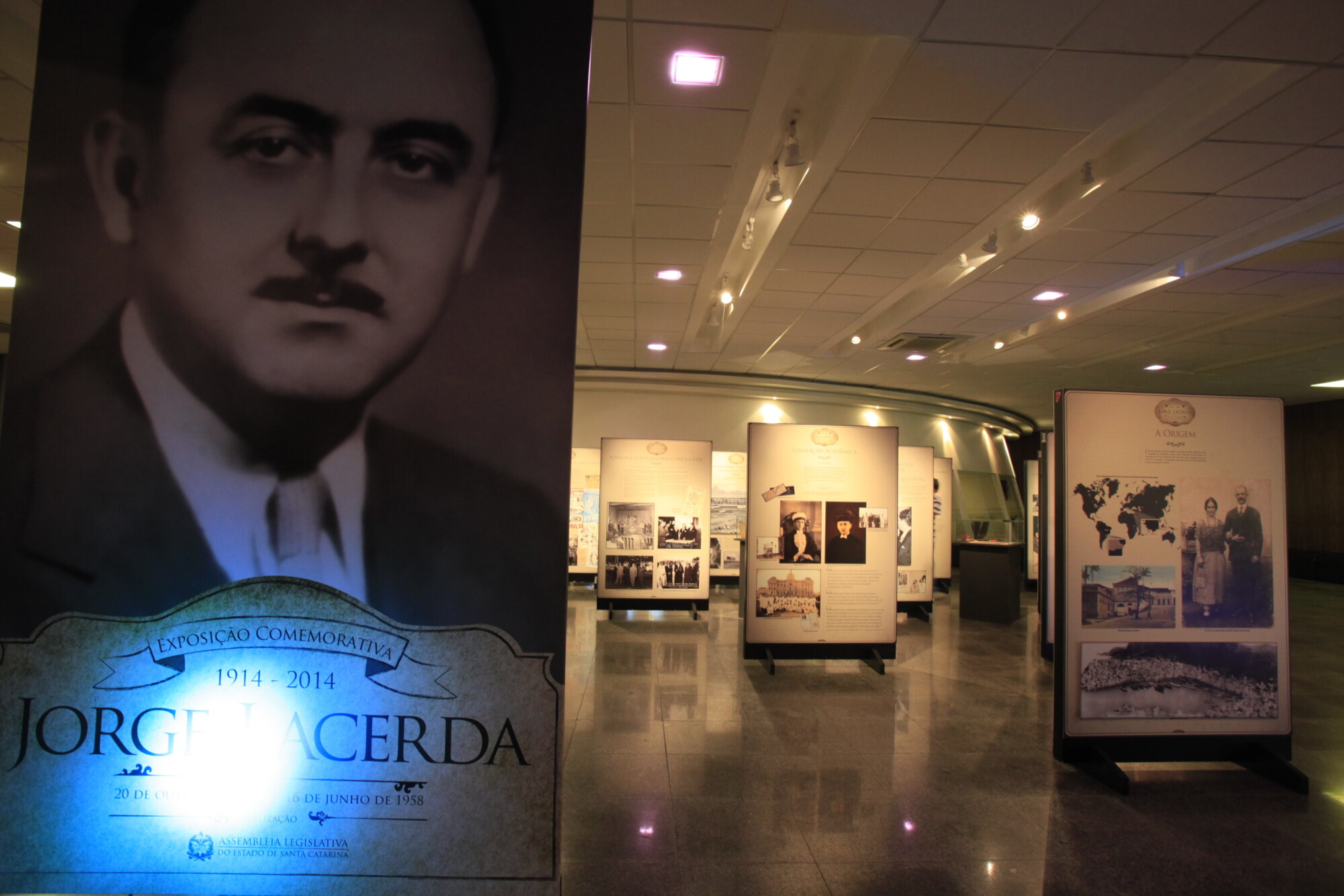 Exposição realizada na Assembleia Legislativa em homenagem ao centenário de Jorge Lacerda. FOTO: Carlos Kilian/Agência AL