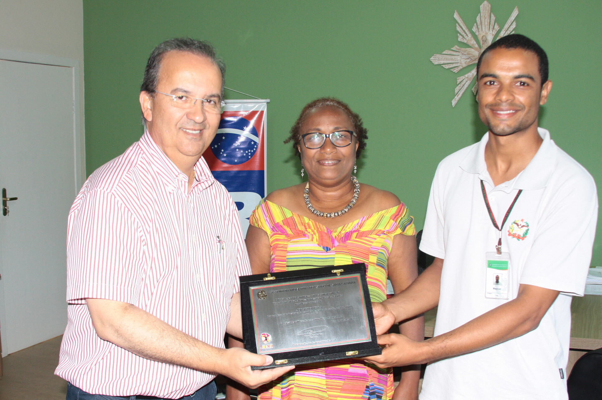 O ex-presidente da Assembleia Jorginho Melo recebe placa dos 10 anos do PAB. FOTO: Eduardo Guedes de Oliveira/Agência AL