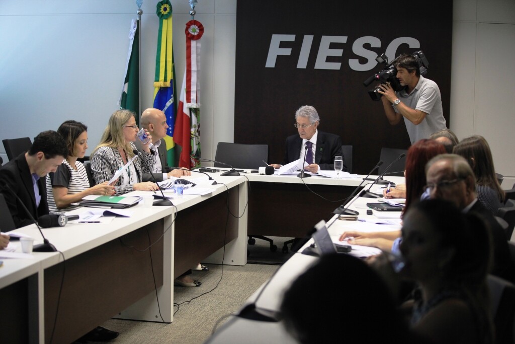 Indústria de SC deve fechar o ano com queda de 2%; para 2015, previsão é de alta