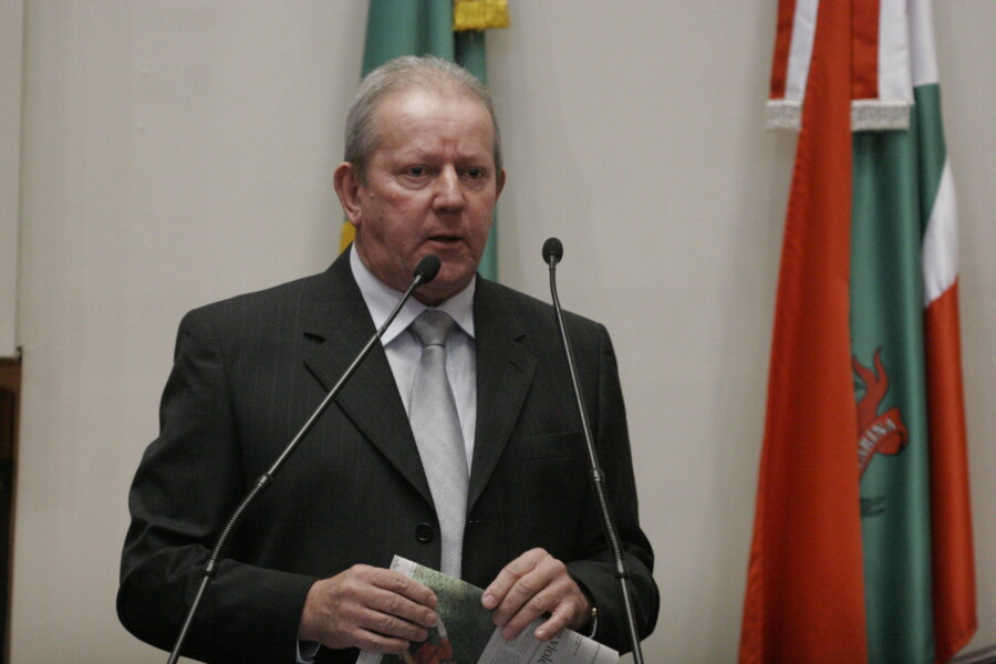 Marcos Vieira inaugura iluminação em Modelo