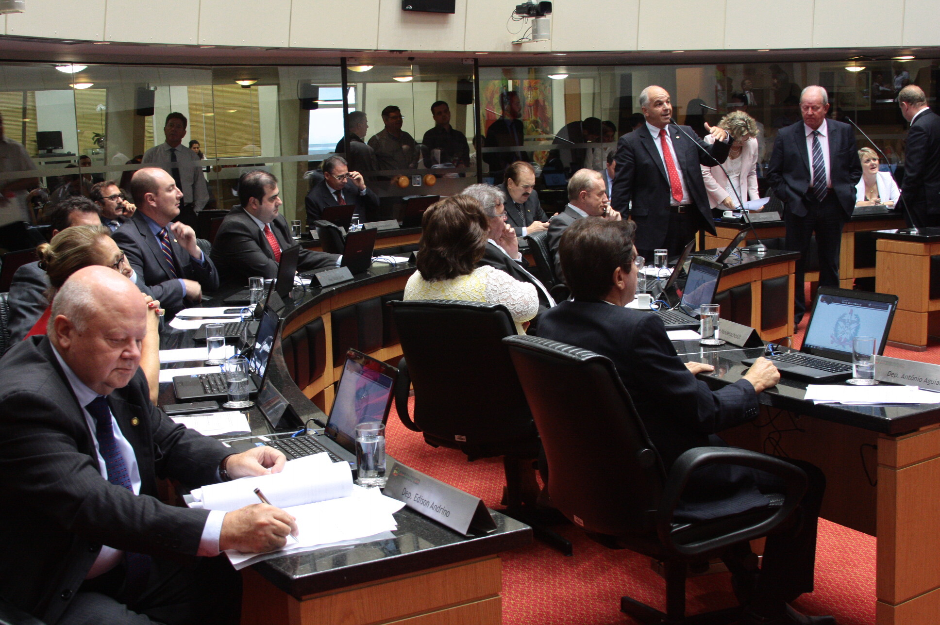 Parlamento aprova orçamento do Estado para 2015