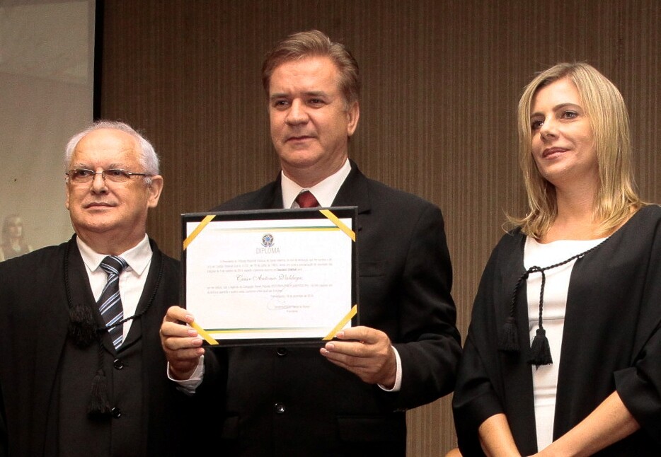 Entre os representantes da Justiça Eleitoral, Valduga recebe o diploma de deputado estadual eleito. FOTO: Miriam Zomer/Agência AL